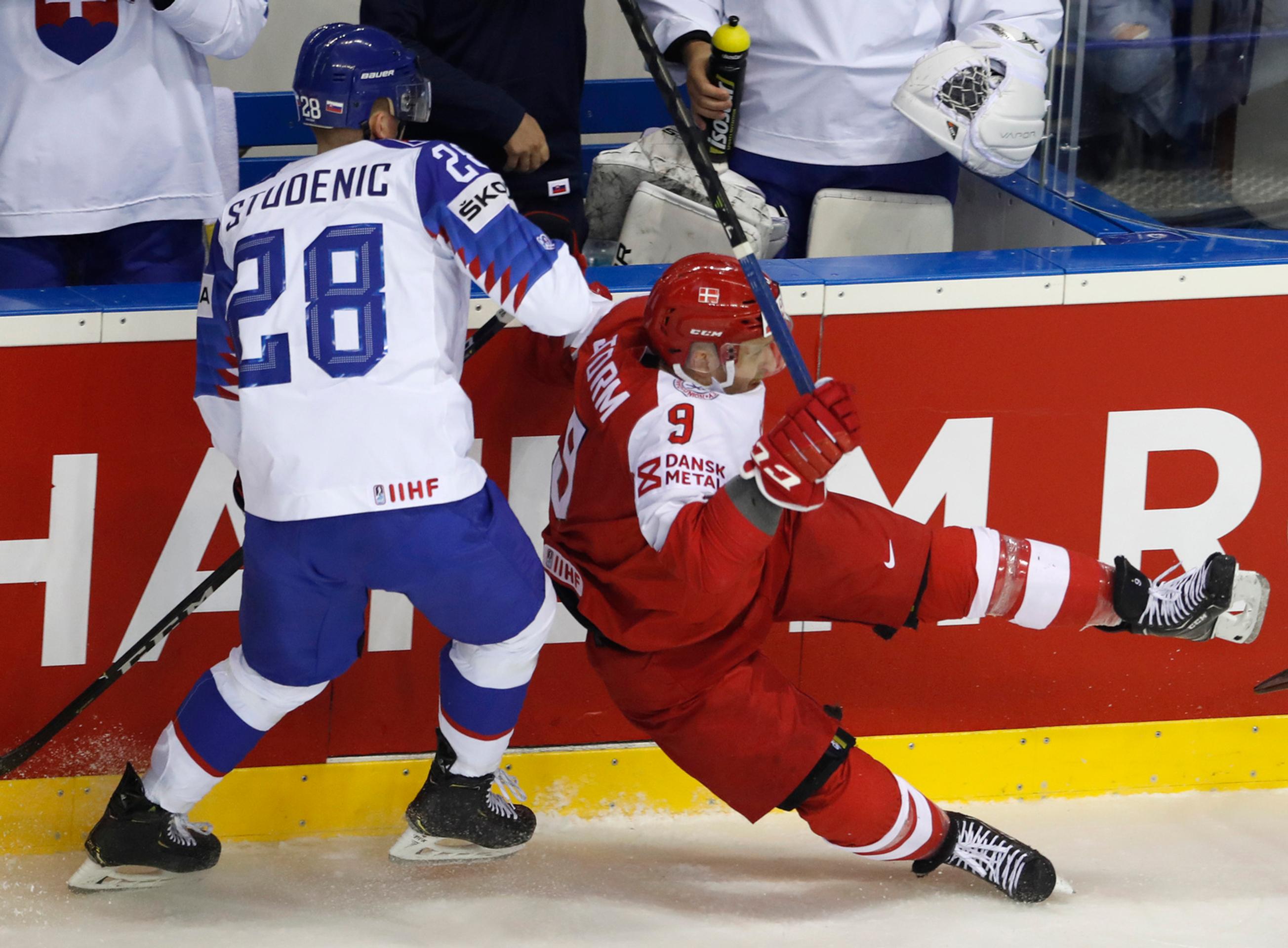 Dán Nick Olsen útočí na gólmana Denisa Godlu v zápase na MS 2019.