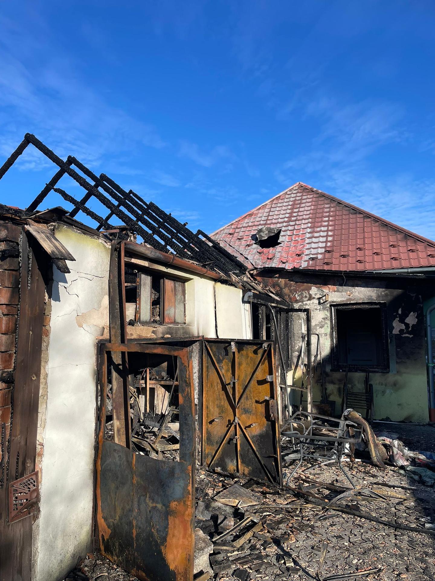Požiar zasiahol strechu rodinného domu, autodielňu s piatimi motorovými vozidlami a priľahlé hospodárske budovy