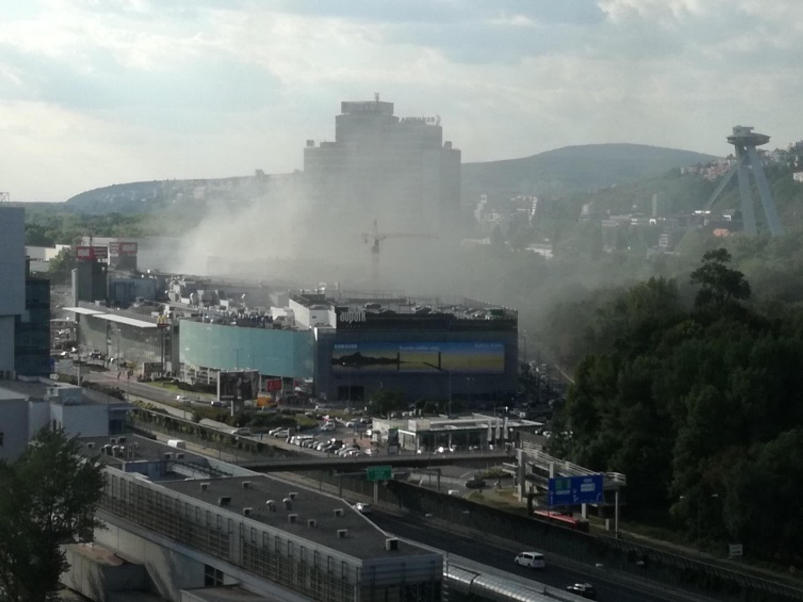 Aupark zachvátil požiar.