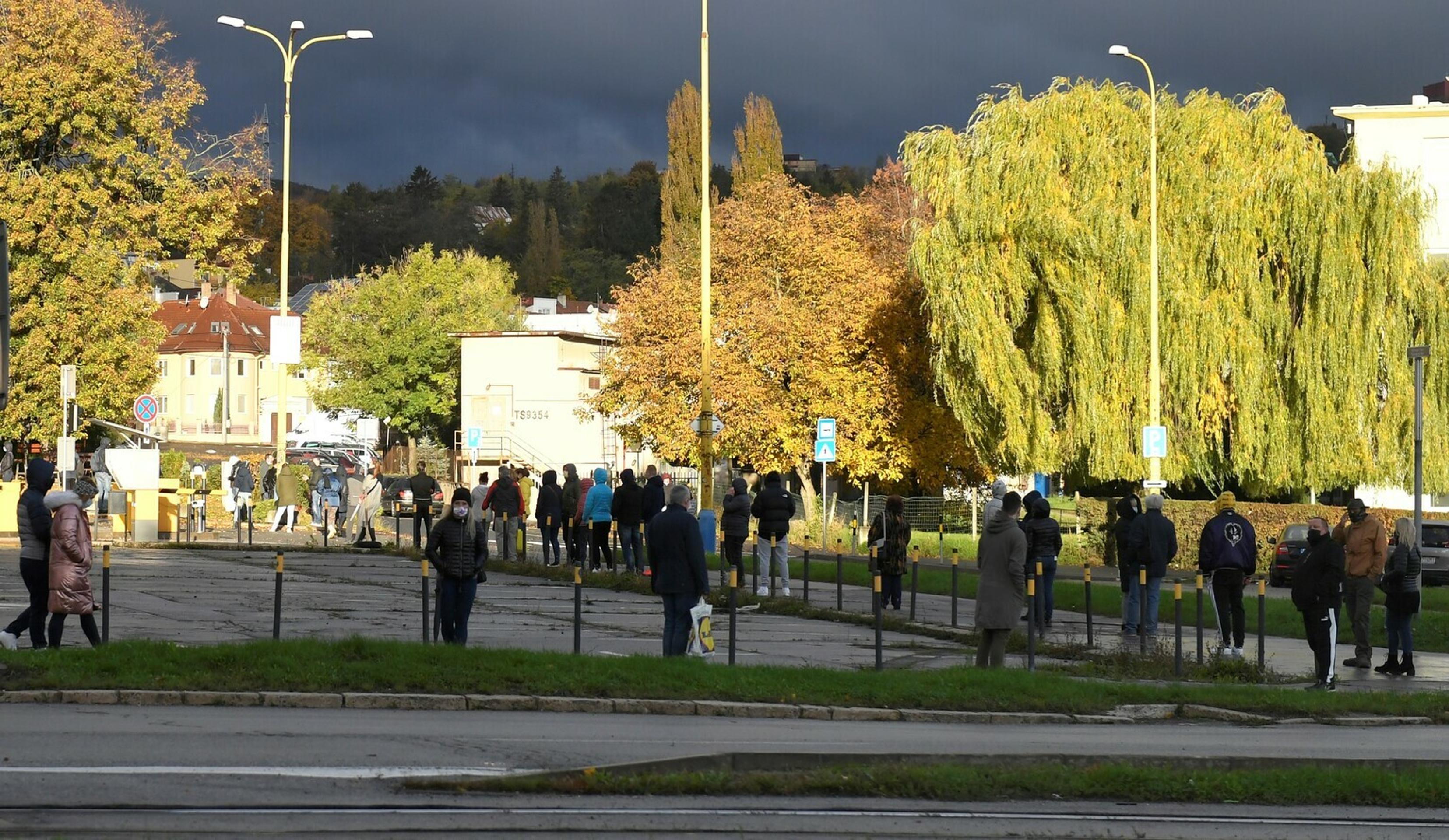 Ľudia čakajú na testovanie (archívna snímka)