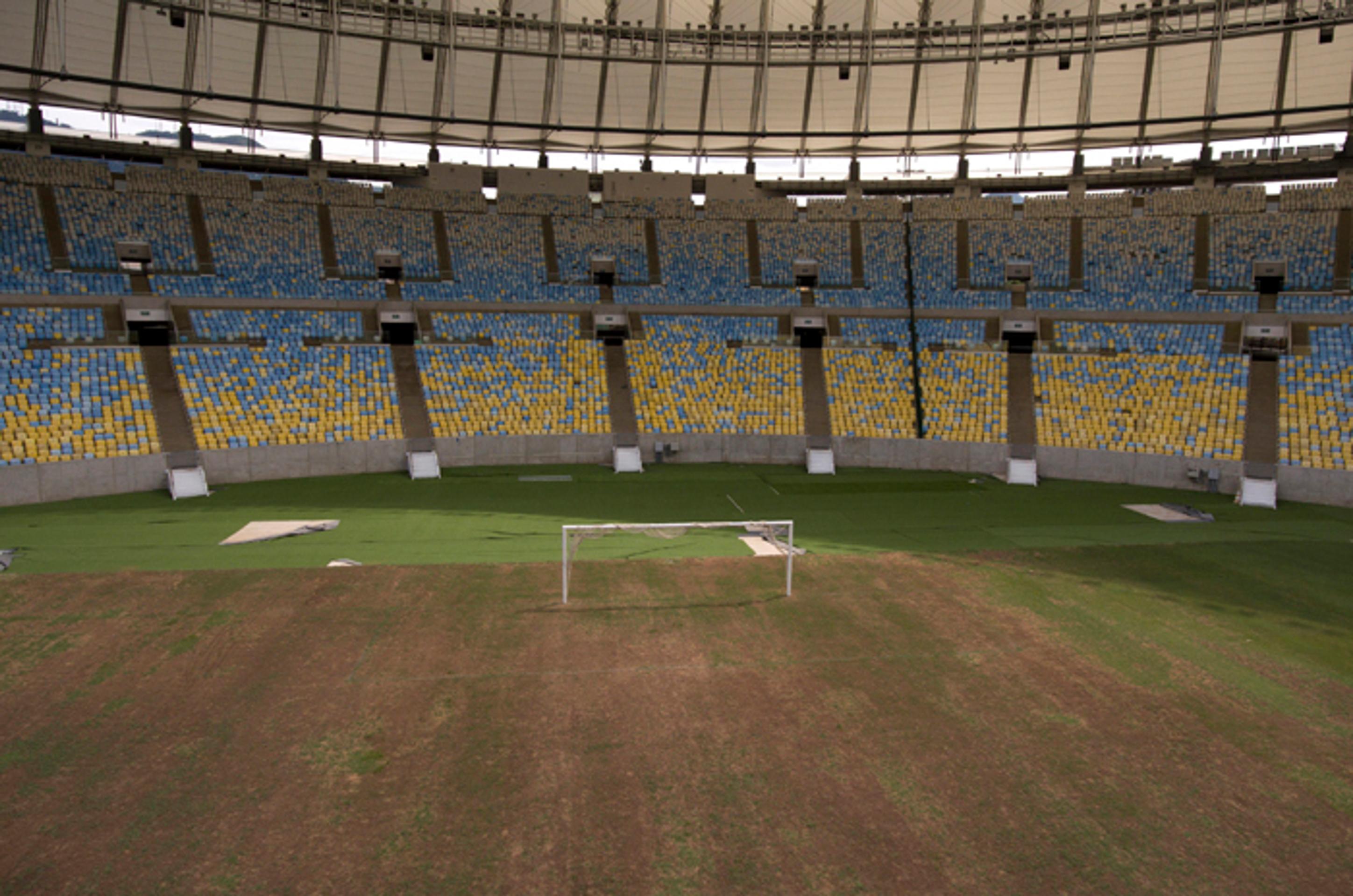 Vyschnutý trávnik na futbalovom štadióne Maracana.