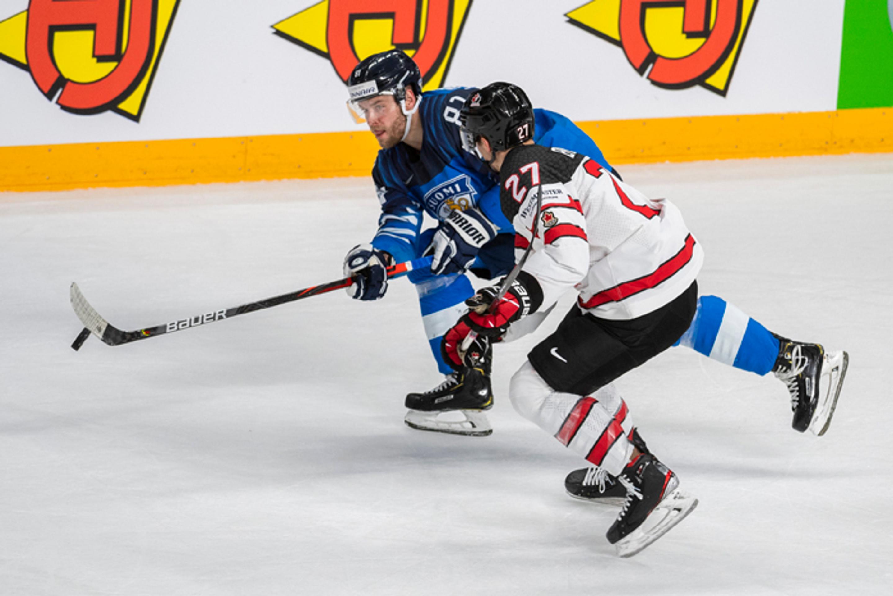 Iiro Pakarinen (Fínsko) a Michael Bunting (Kanada).