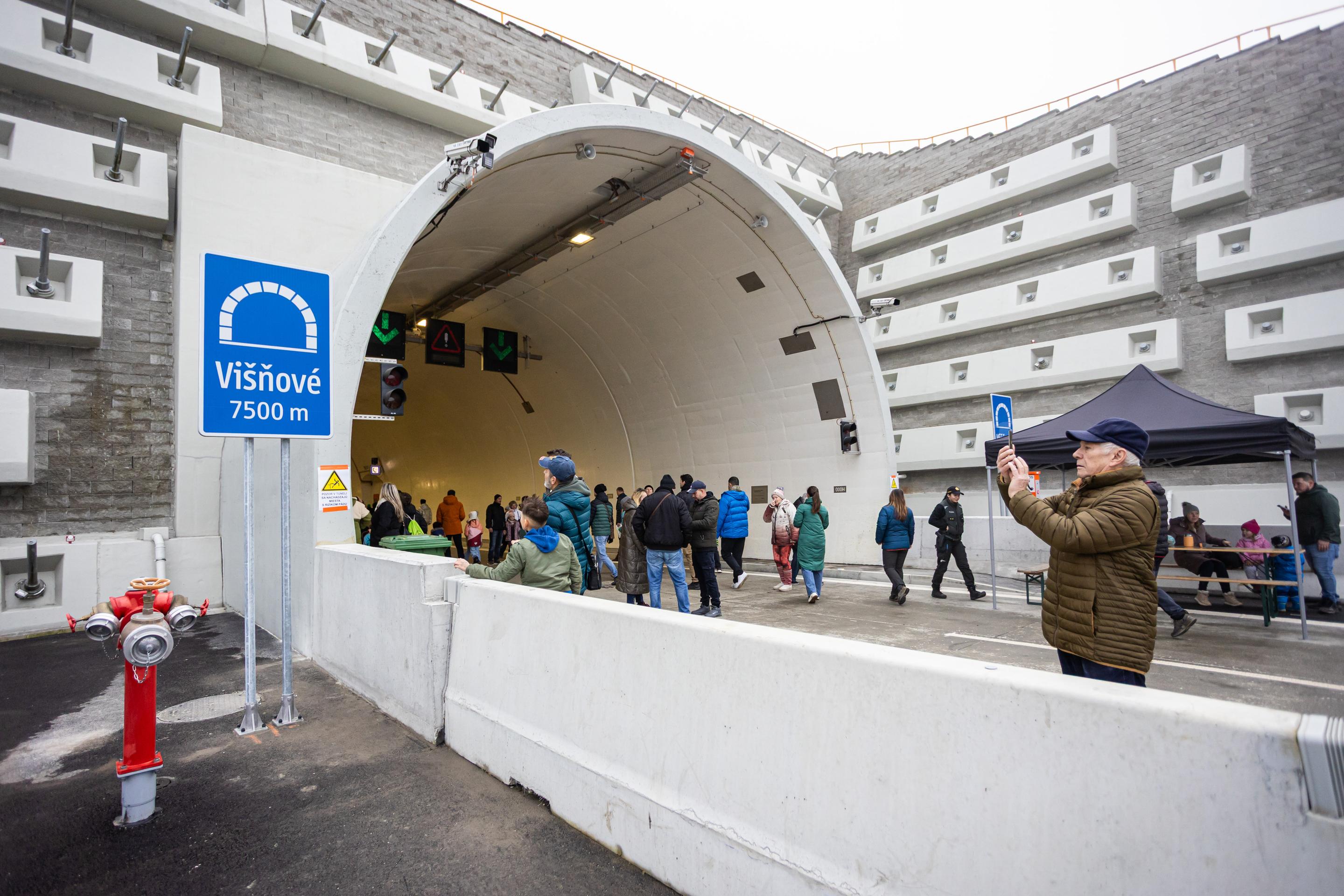 Ľudia vstupujú do tunela Višňové počas podujatia Deň otvoreného tunela.