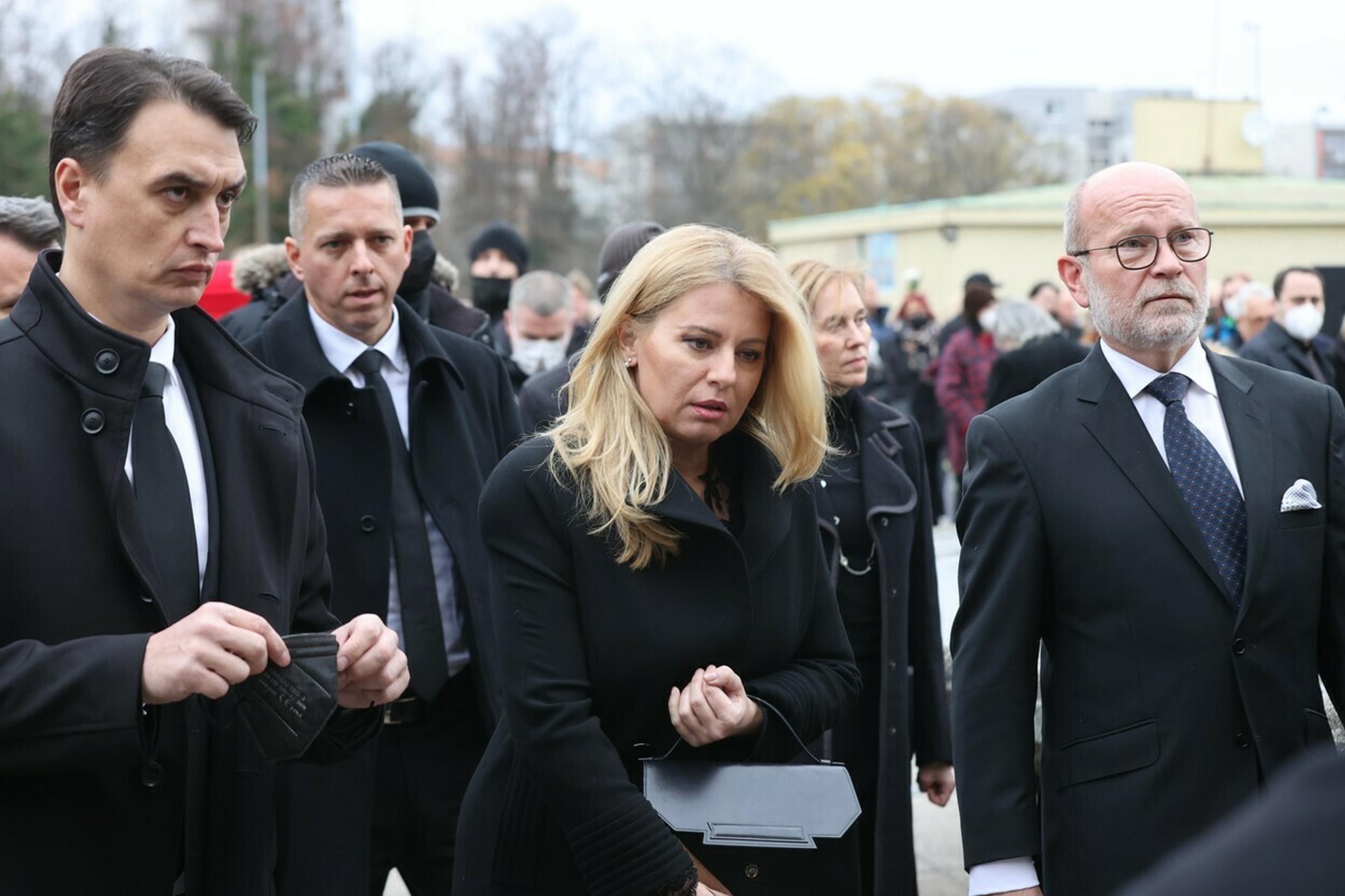 Prezidentka SR Zuzana Čaputová s partnerom na poslednej rozlúčke Mekyho Žbirku