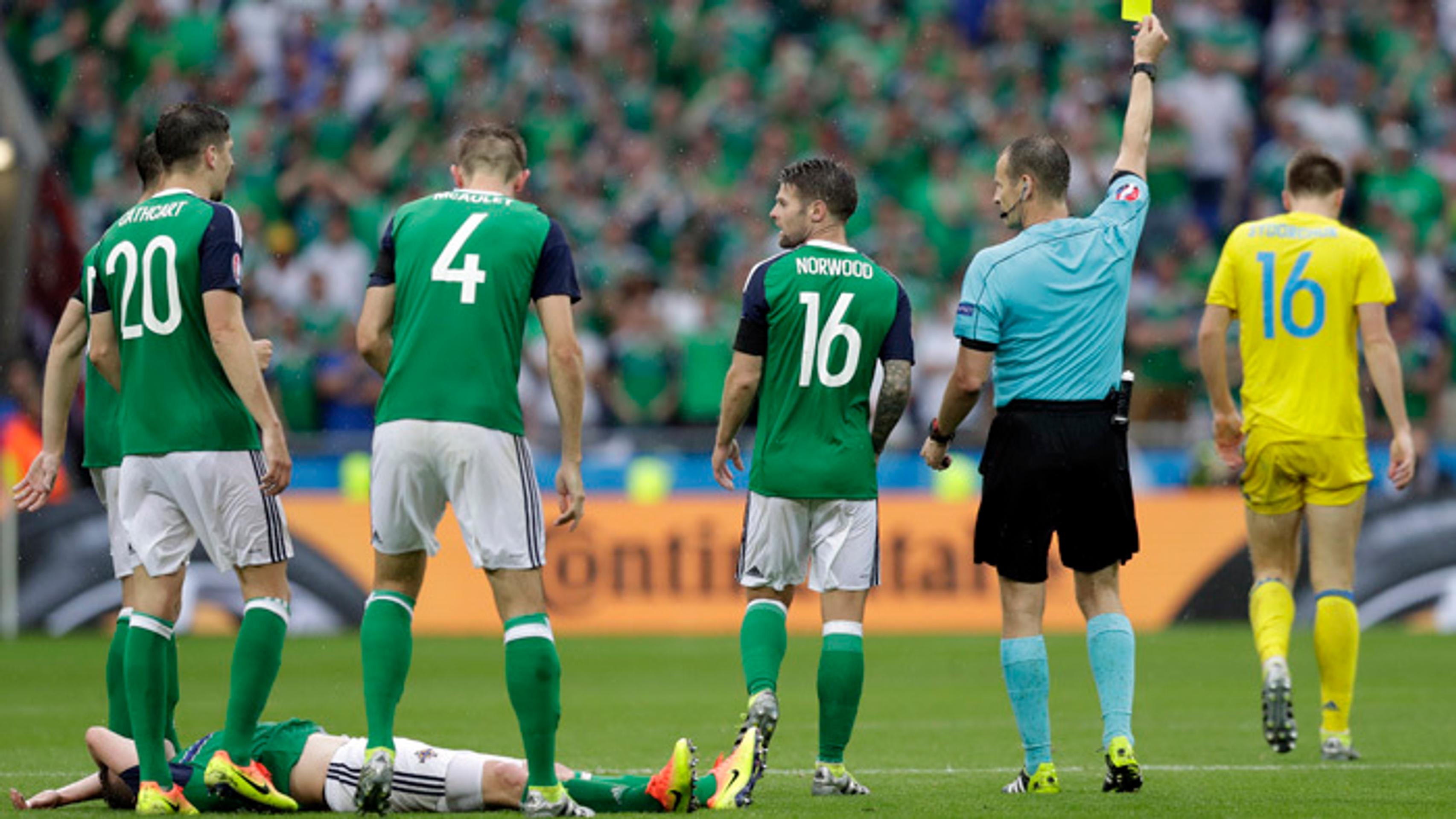 Pavel Královec ukazuje žltú kartu Ukrajincovi Sergejovi Sydorčukovi (vpravo) v zápase proti Severnému Írsku.