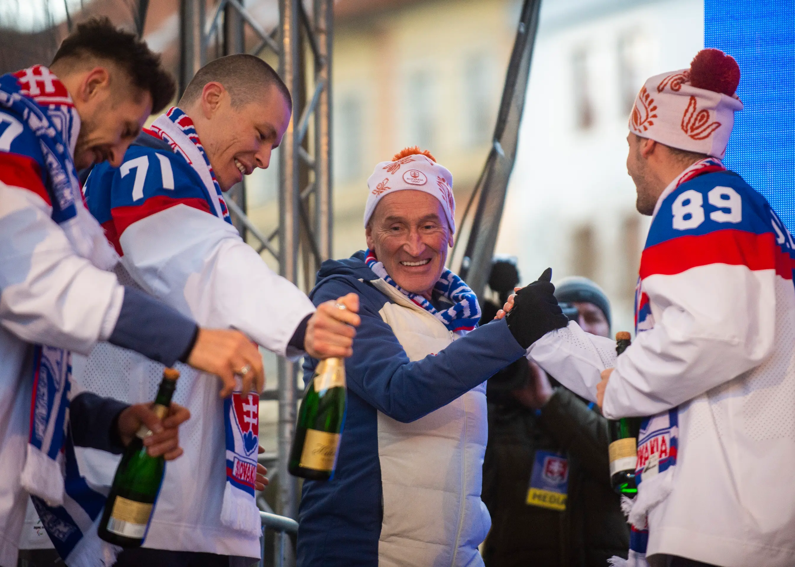 Na snímke zľava Marek Hrivík, Marek Ďaloga, tréner Craig Ramsay a Adrián Holešinský počas osláv bronzu zo ZOH 2022 na Námestí SNP v Bratislave.