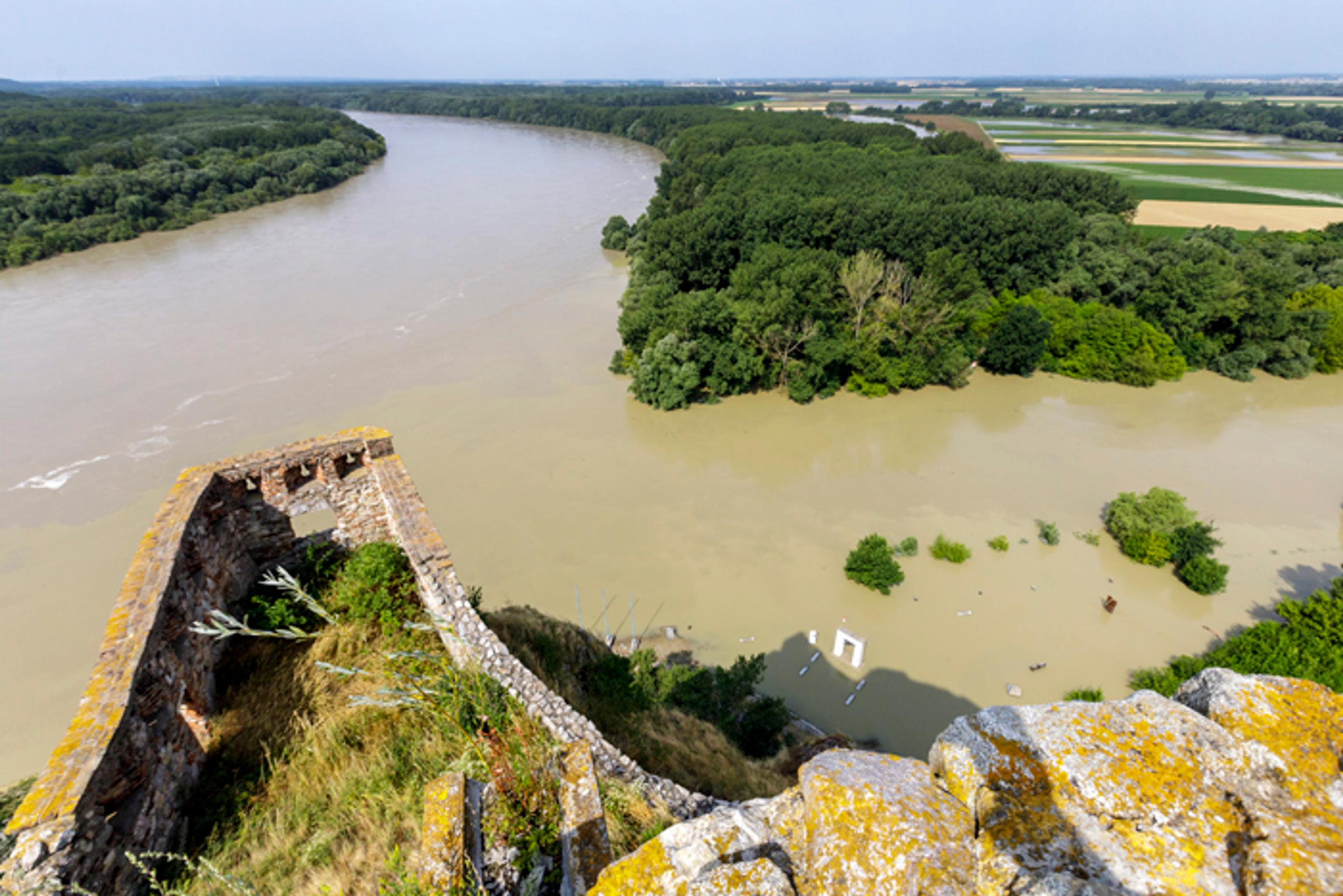 Sútok Dunaja a Moravy, kde po kulminácií klesá voda.