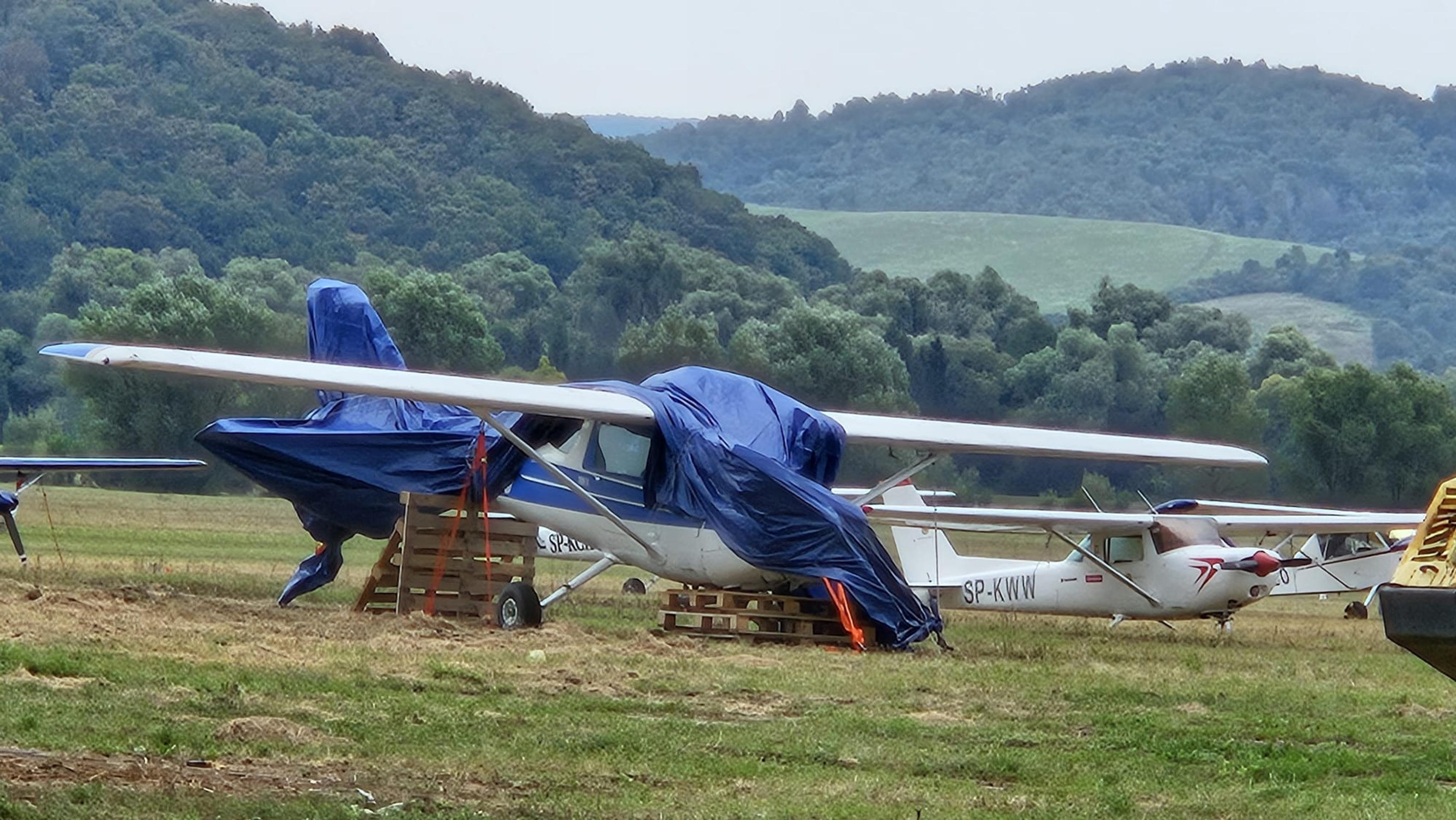 Stroj po páde otočili a zakryli plachtou.