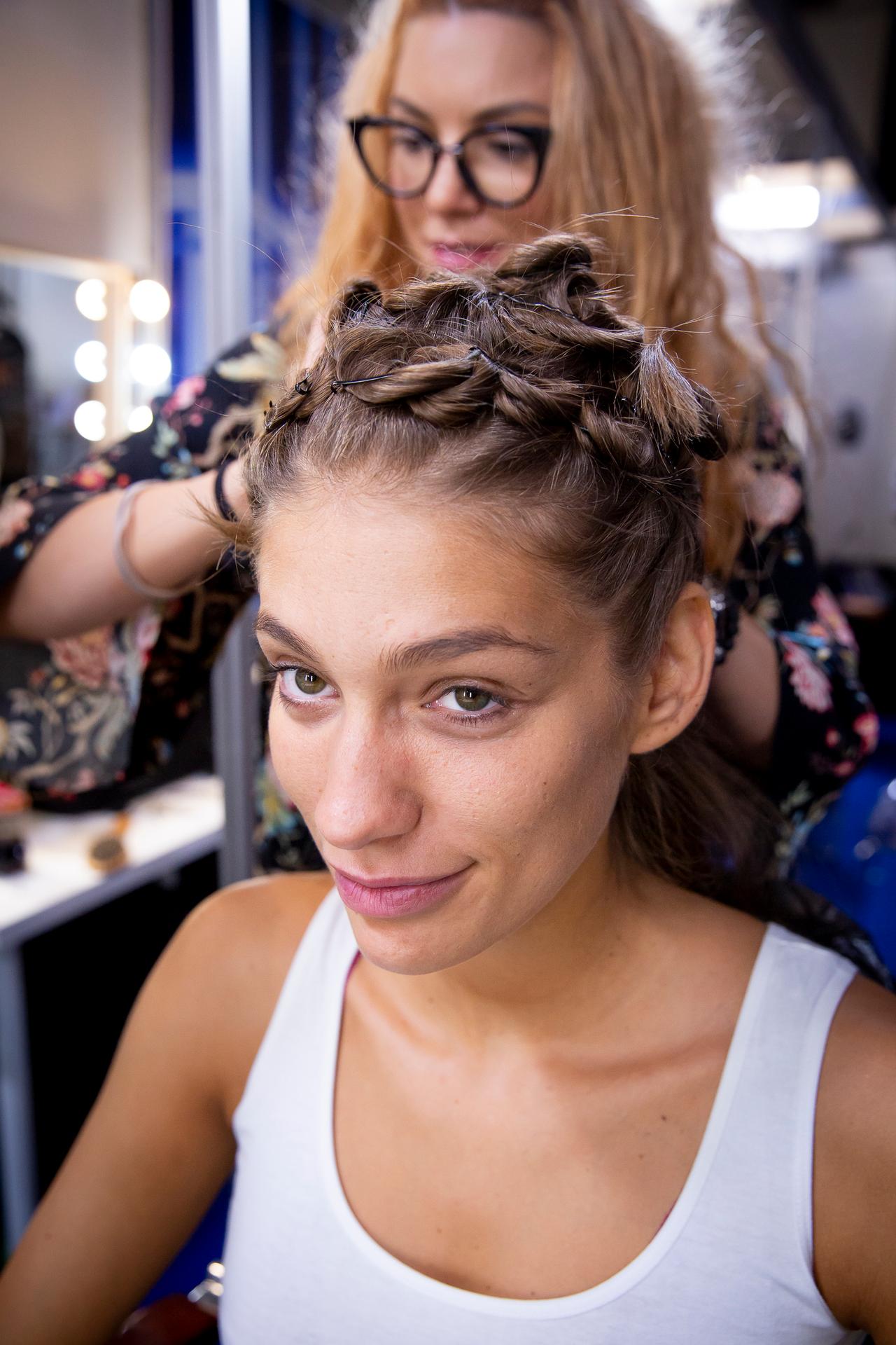 Najskôr zamaskovať vlasy...