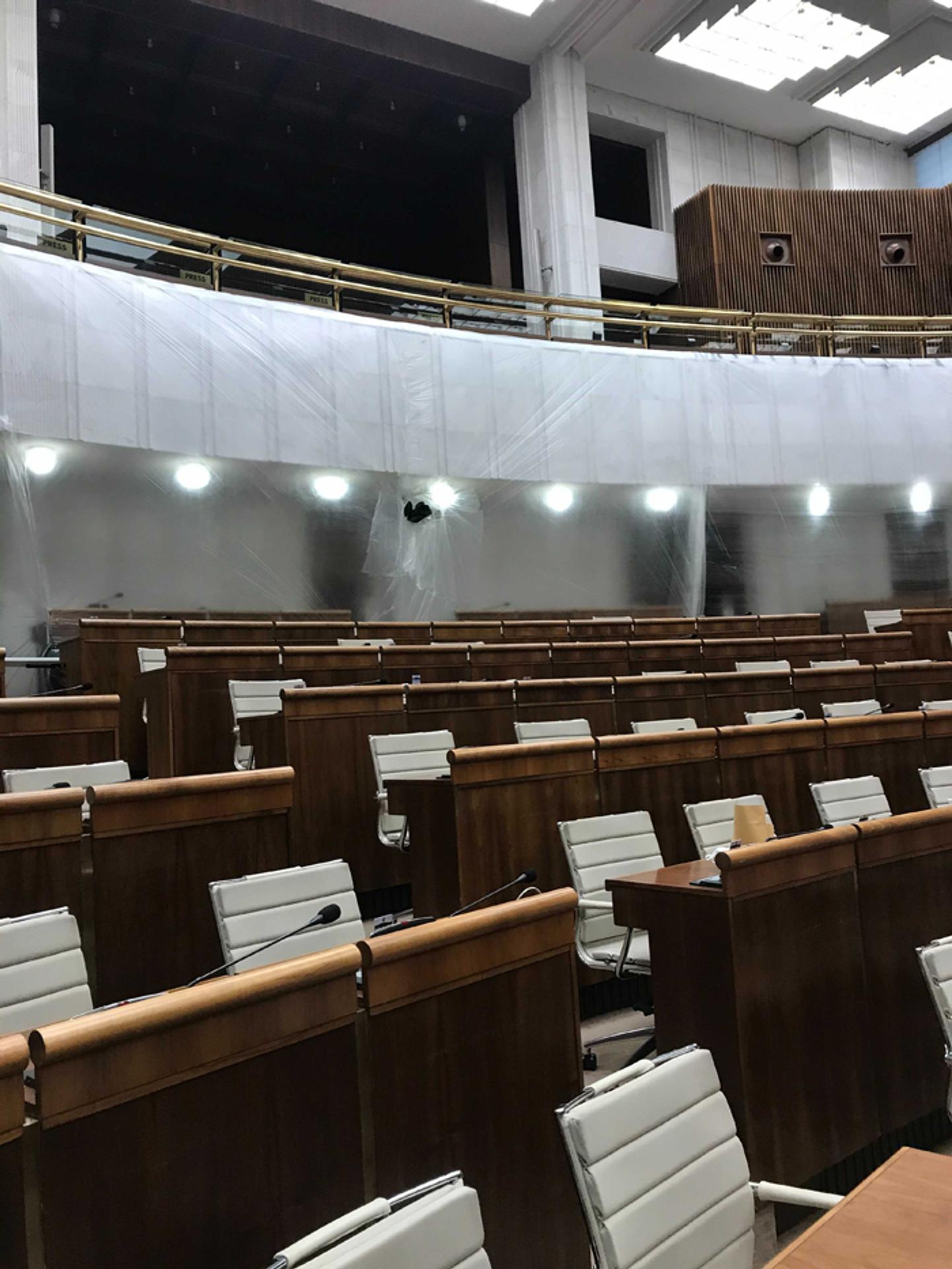 Novinári sledujú mimoriadnu schôdzu.