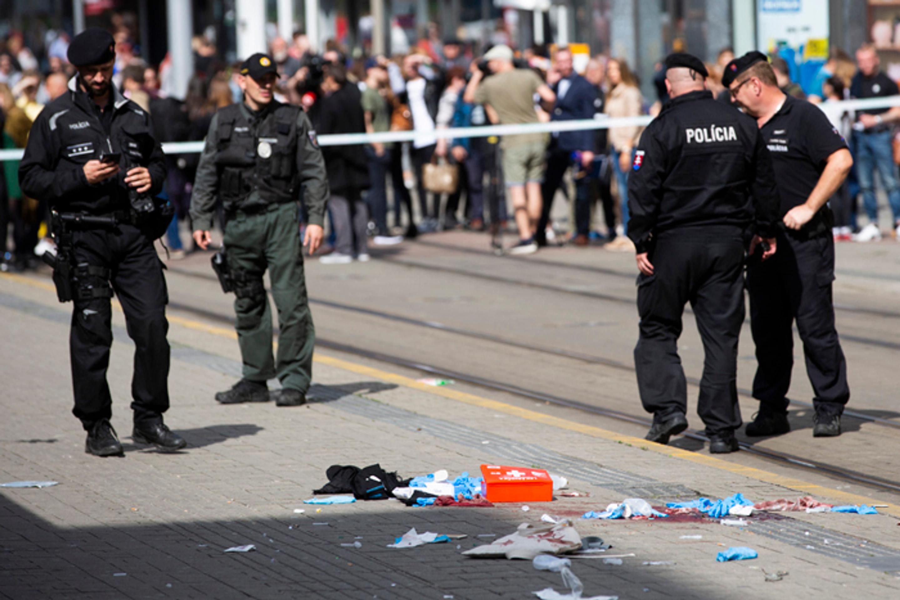 Zranený  muž po streľbe na obchodnej ulici v Bratislave.