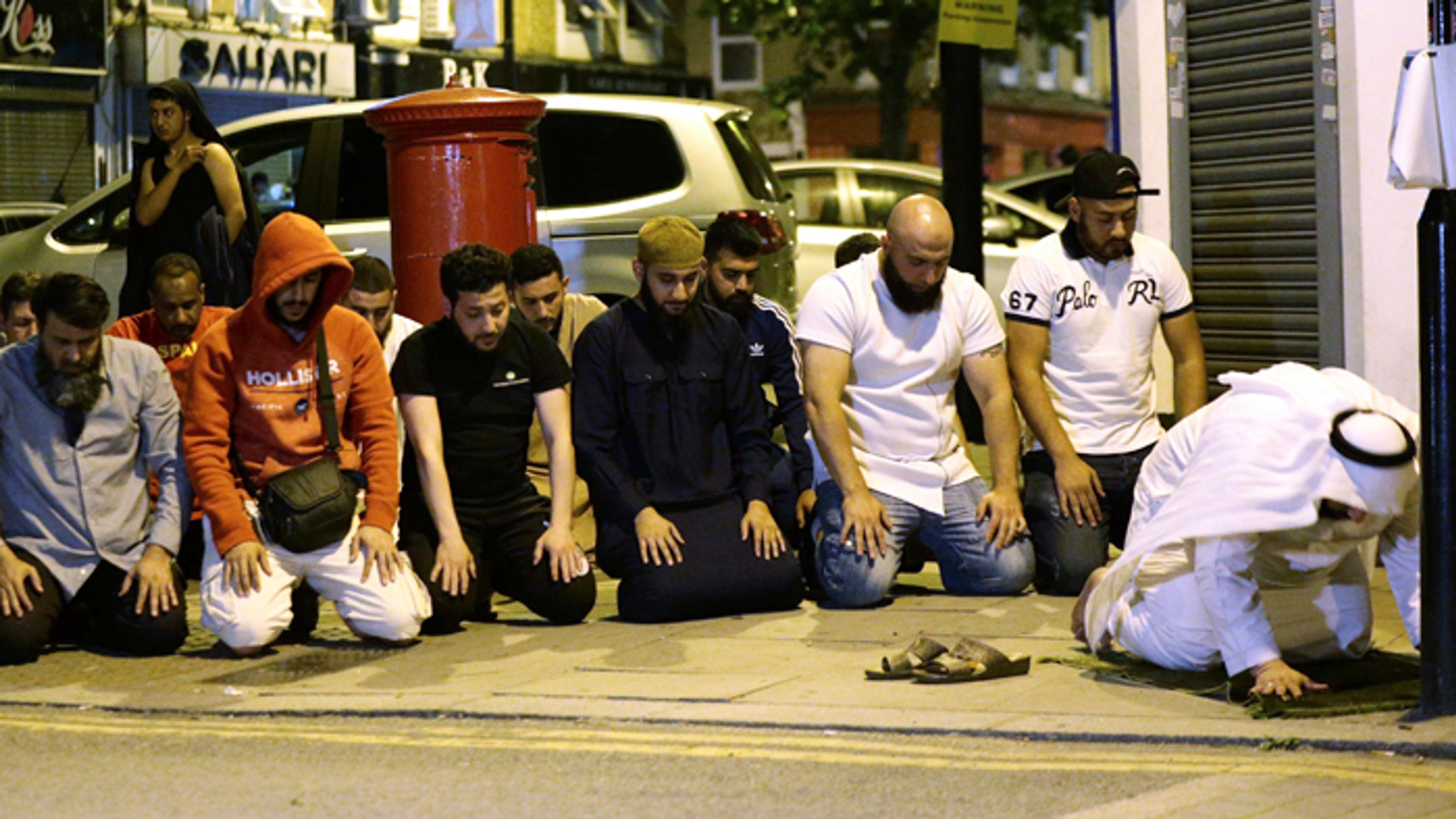 Z mešity Finsbury Park Mosque práve vychádzali veriaci po skončení večerných modlitieb konaných počas ramadánu. 