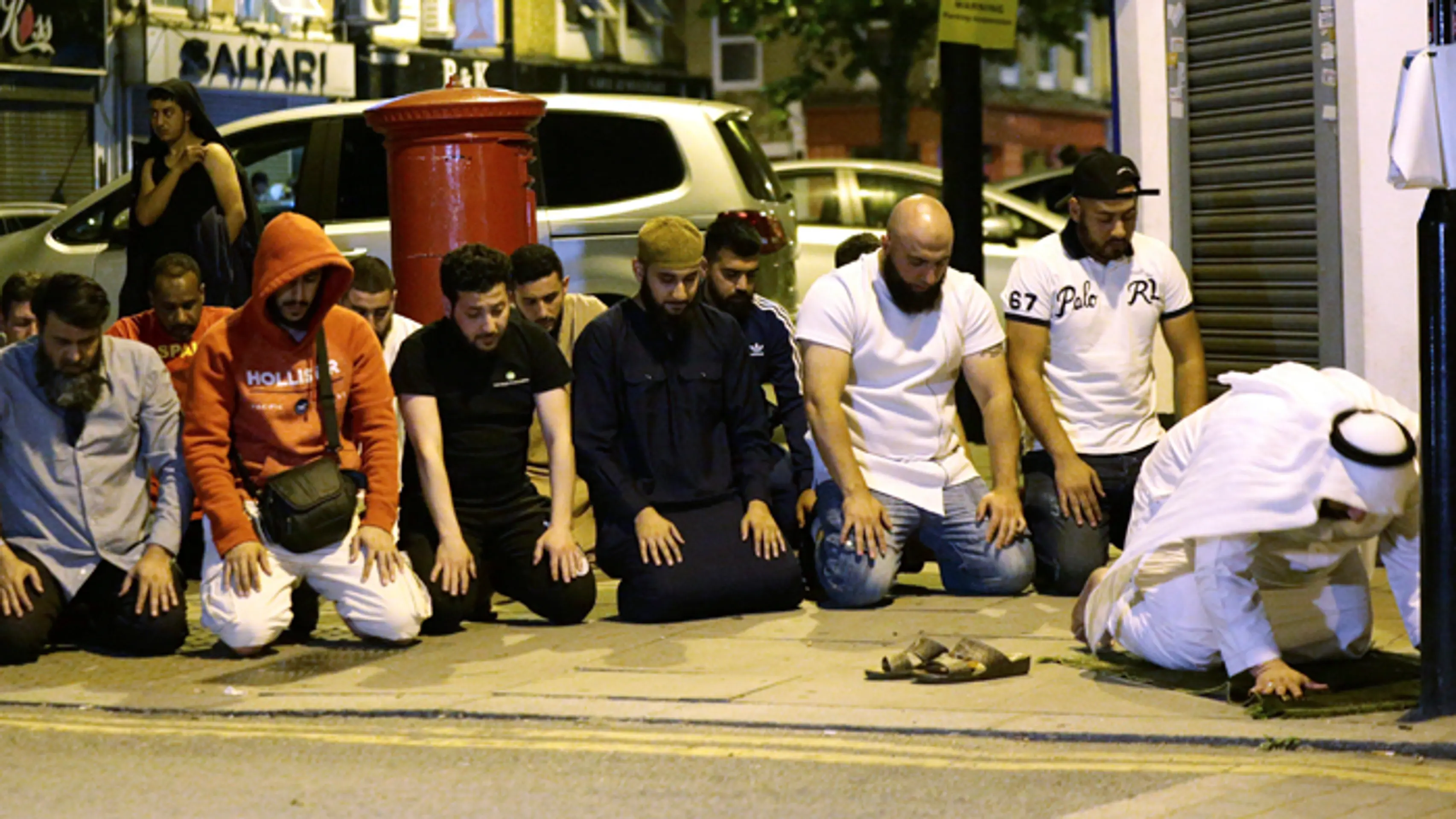Z mešity Finsbury Park Mosque práve vychádzali veriaci po skončení večerných modlitieb konaných počas ramadánu. 