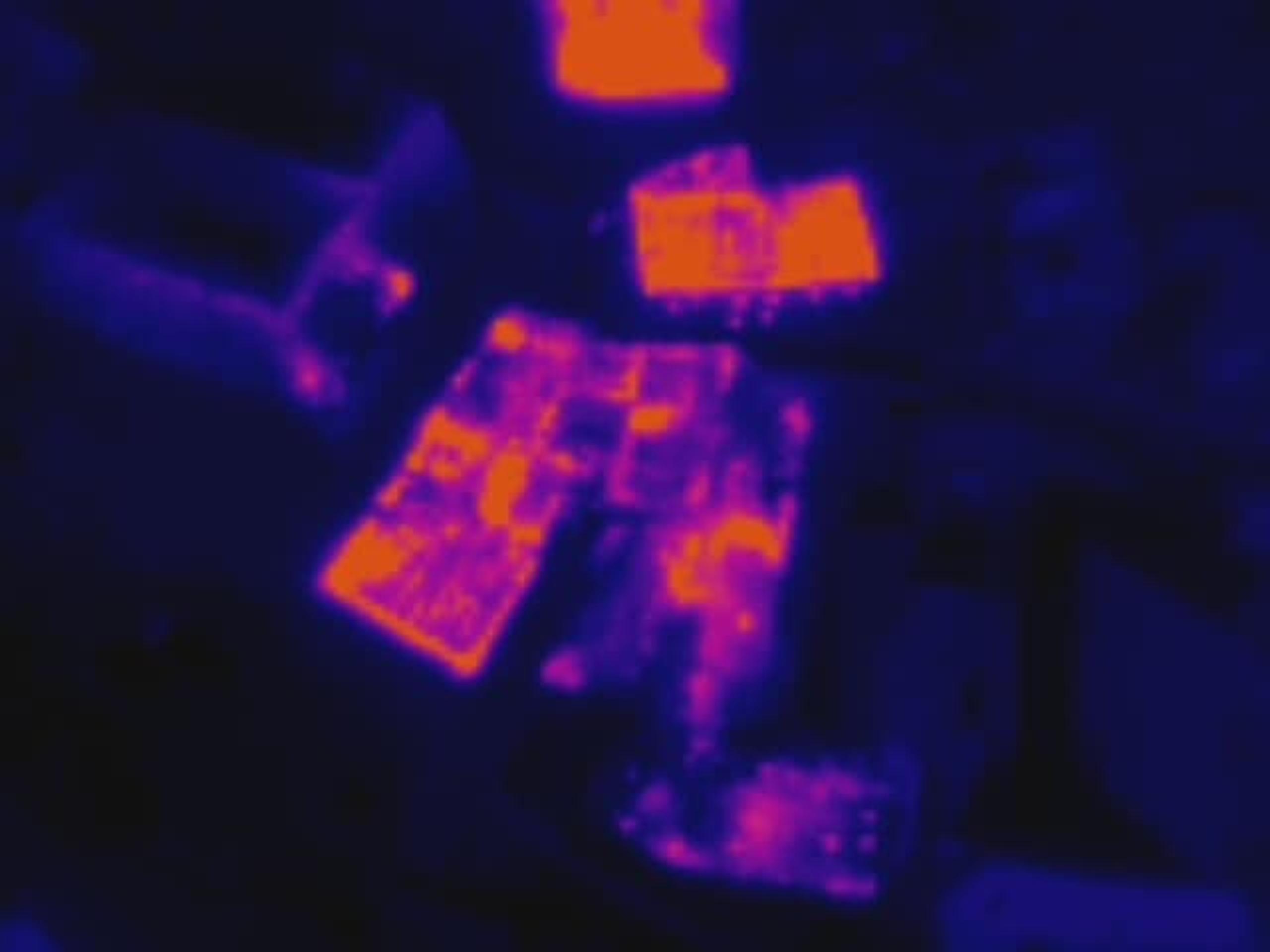 Letecké zábery z termokamery, ktoré ukazujú rozsah požiaru.