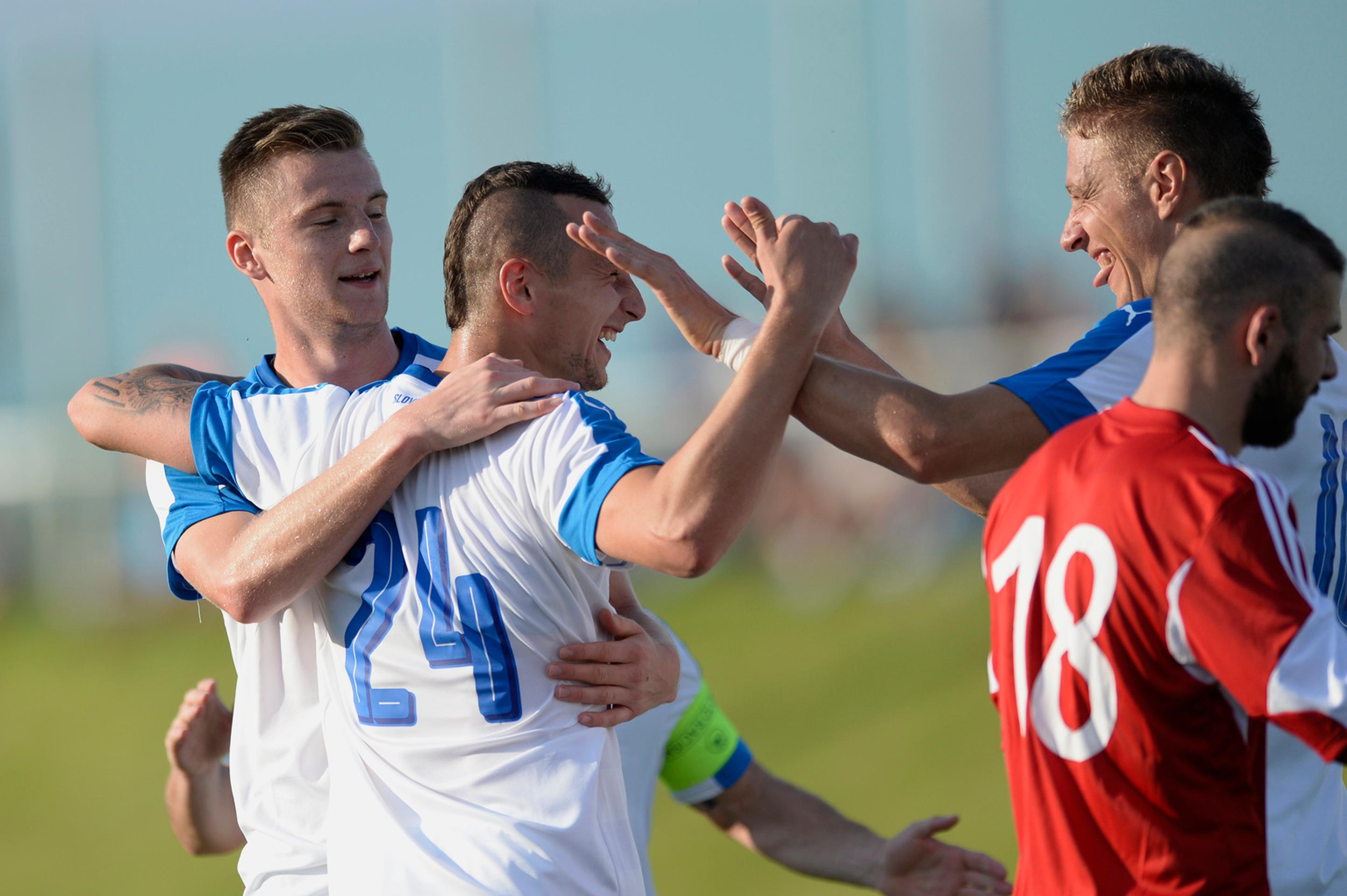 Druhý zľava Adam Zreľák sa raduje z gólu na 3:0 so spoluhráčom Korelom Salátom (vpravo) v príprave proti Gruzínsku. 