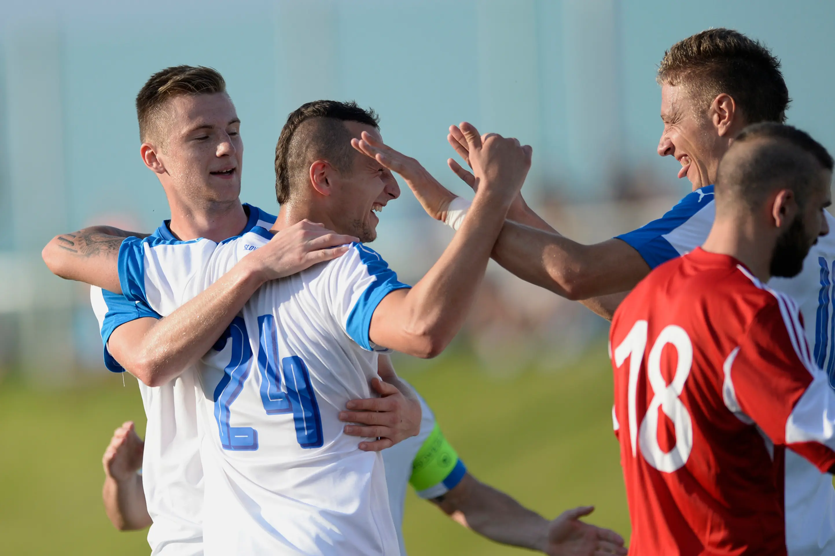 Druhý zľava Adam Zreľák sa raduje z gólu na 3:0 so spoluhráčom Korelom Salátom (vpravo) v príprave proti Gruzínsku. 
