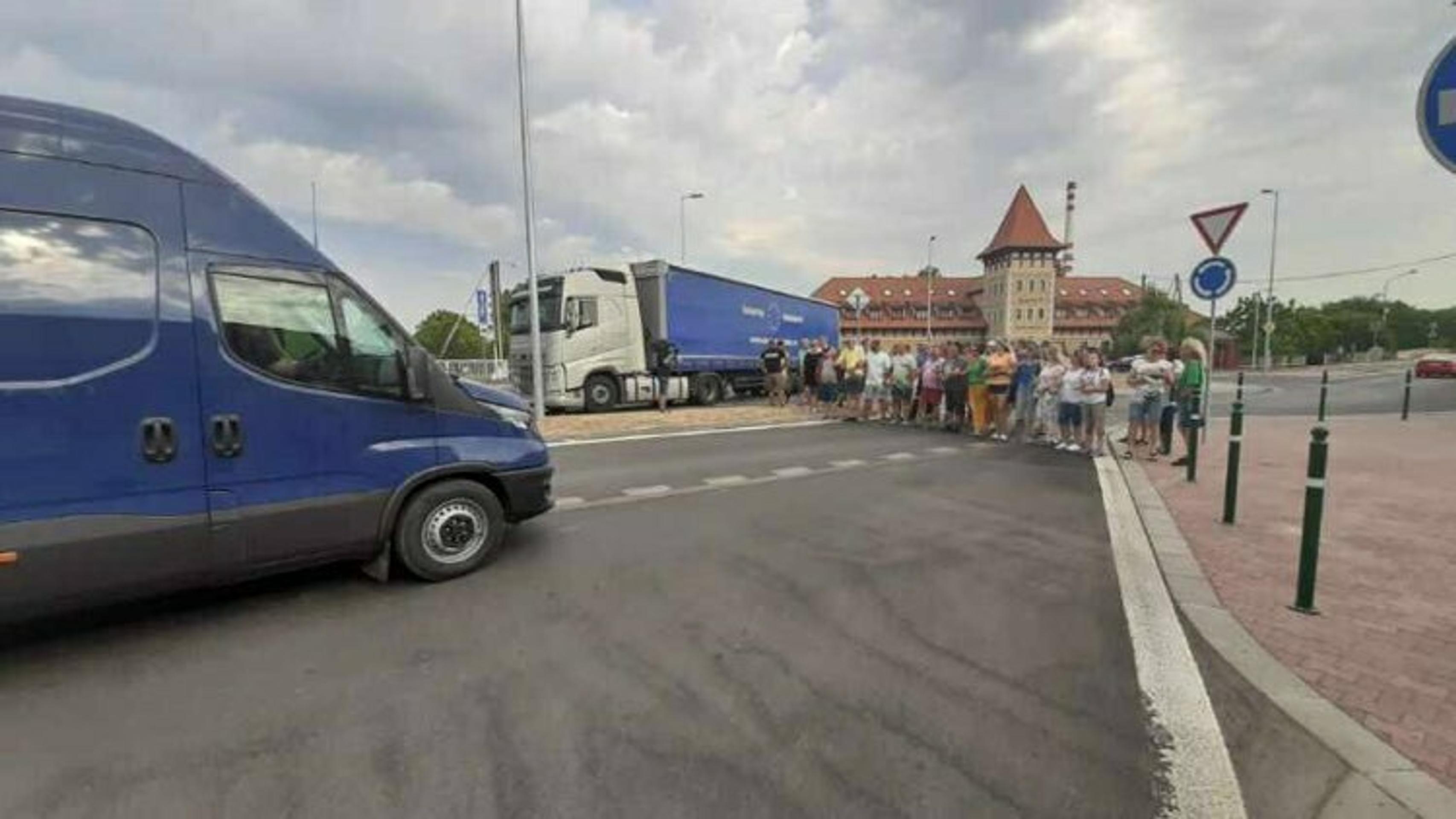 Protestujúci na hranici v Komárne.