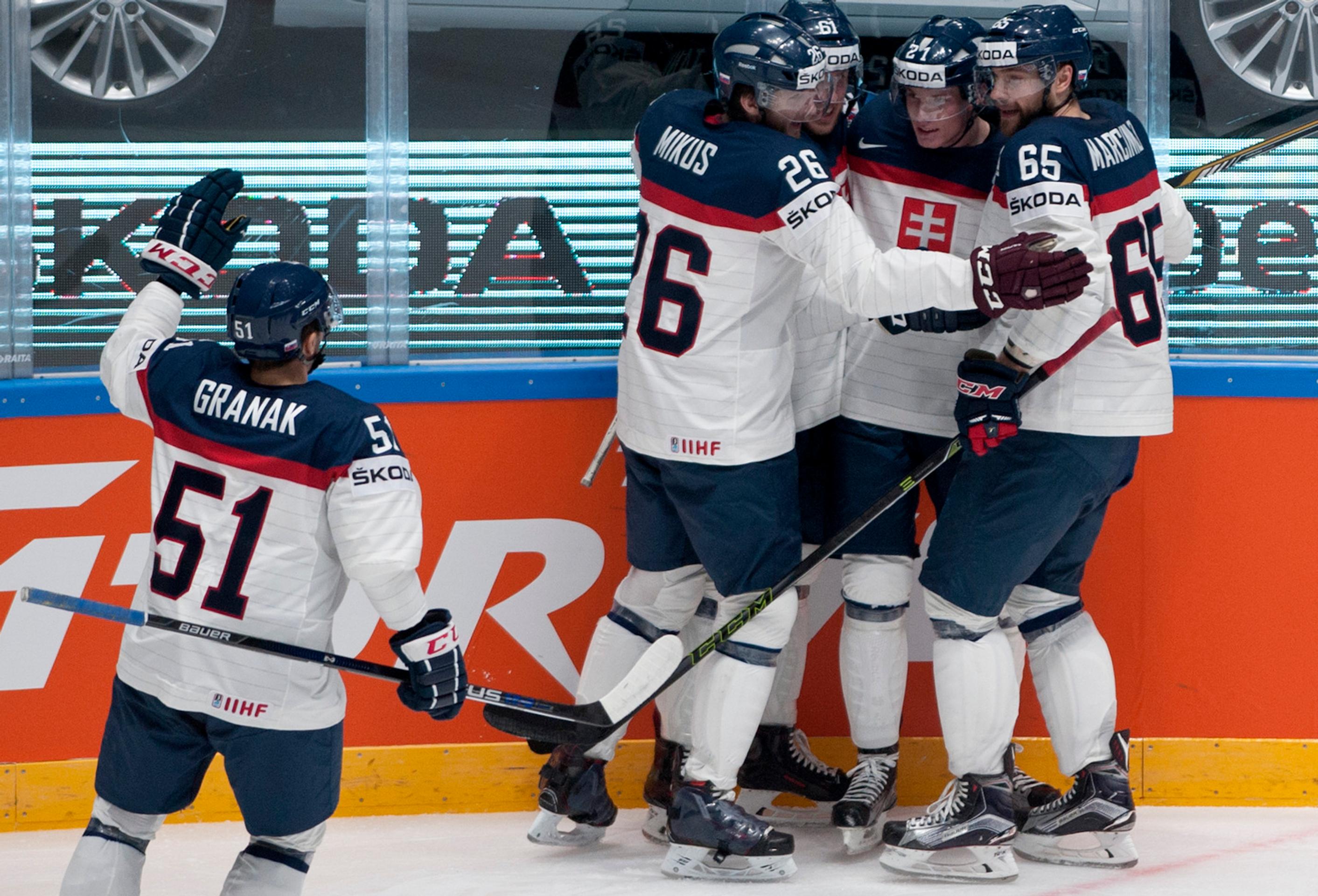 Spoluhráči Dominik Graňák, Juraj Mikuš, Marek Bartánus a Tomáš Marcinko oslavujú premiérový gól Petra Cehlárika.