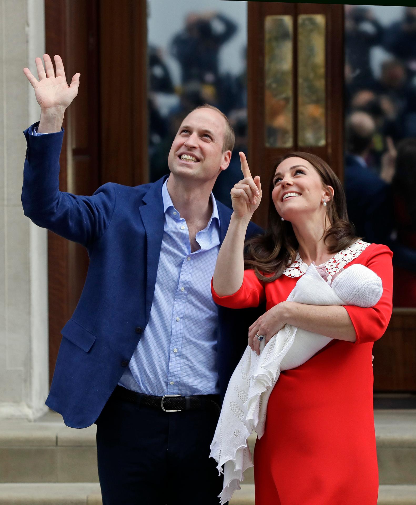 Kate Middleton a princ William predstúpili pred dav v deň pôrodu druhého syna.