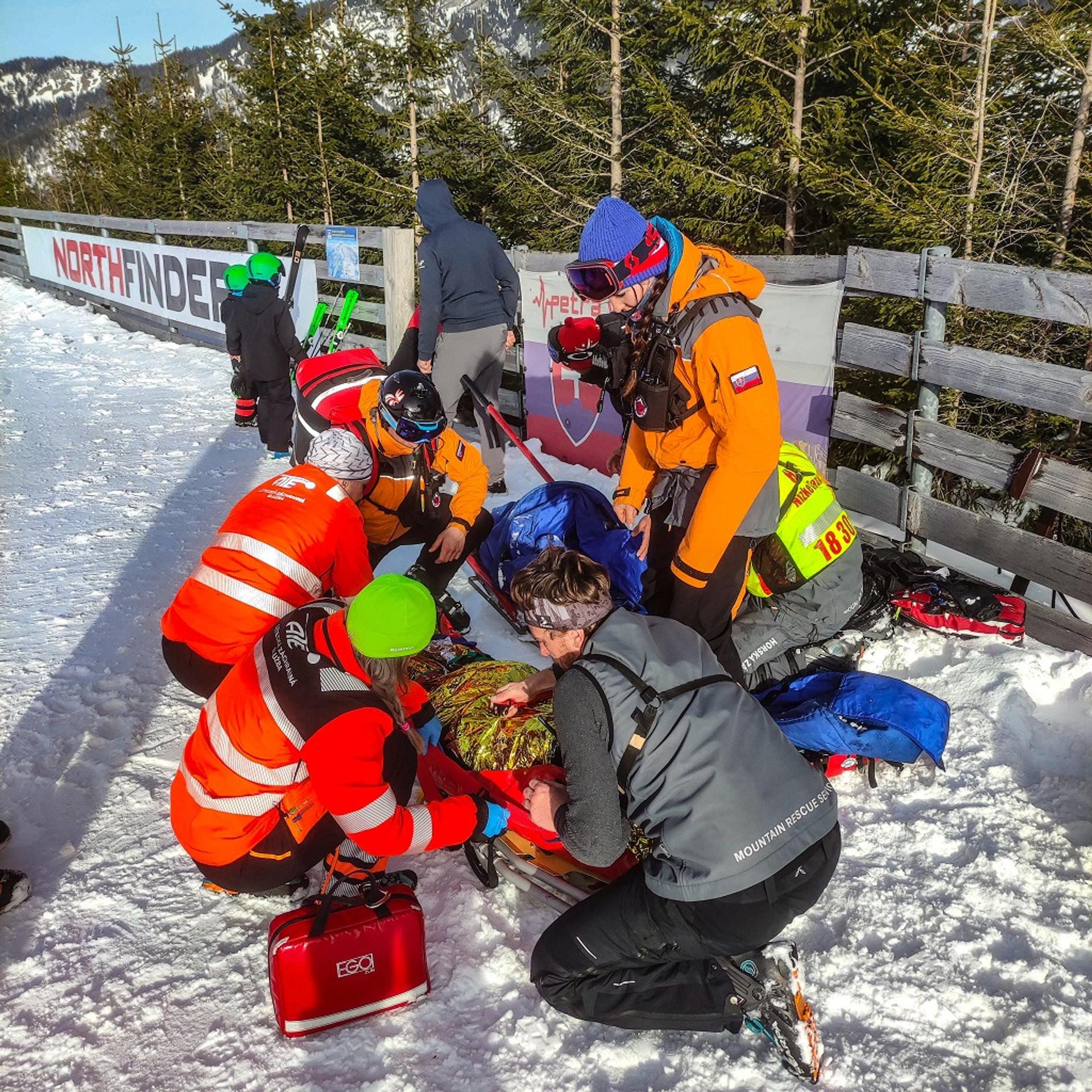Zranenú ženu prevážal vrtuľník.