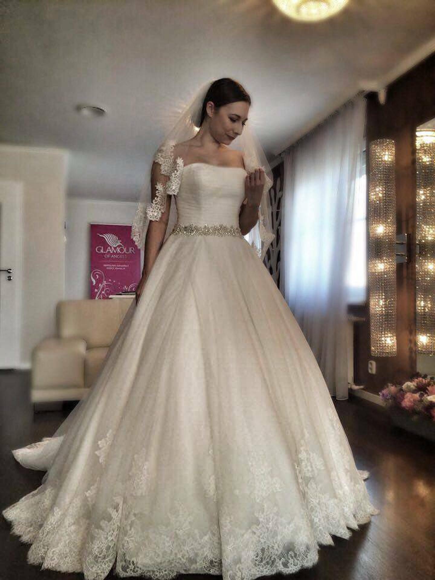 Naše redaktorky si vyskúšali trendové svadobné šaty na rok 2016