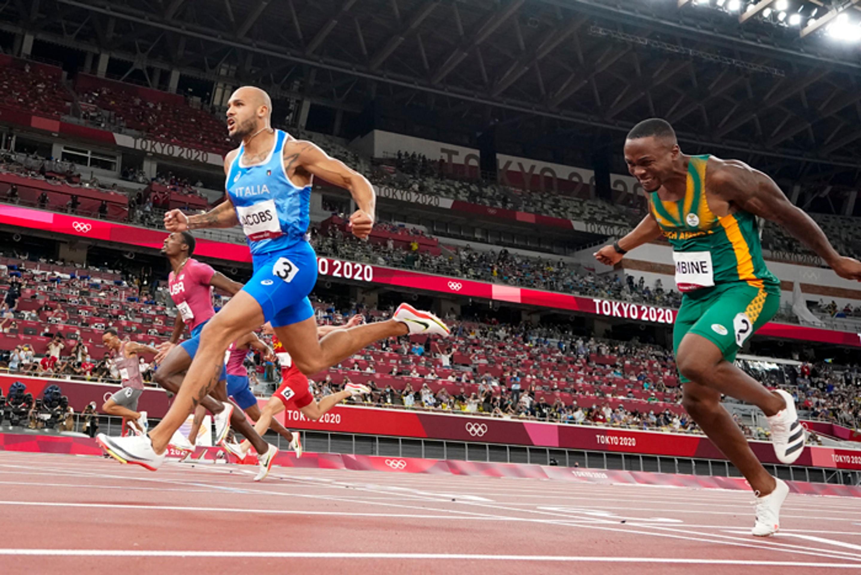 Taliansky atlét Lamont Marcell Jacobs víťazí vo finále behu na 100 m. 