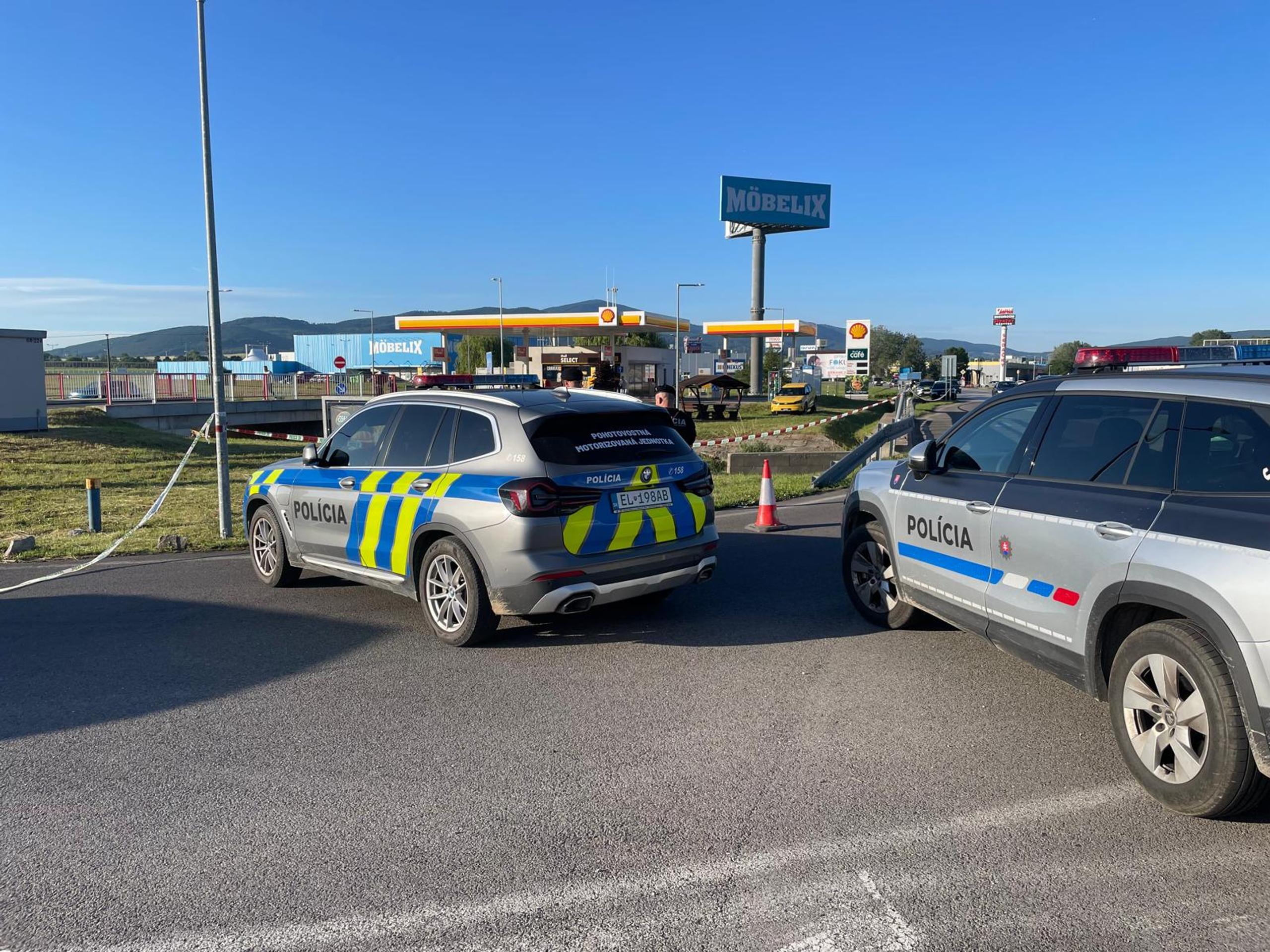 Zasahuje viacero policajných hliadok.