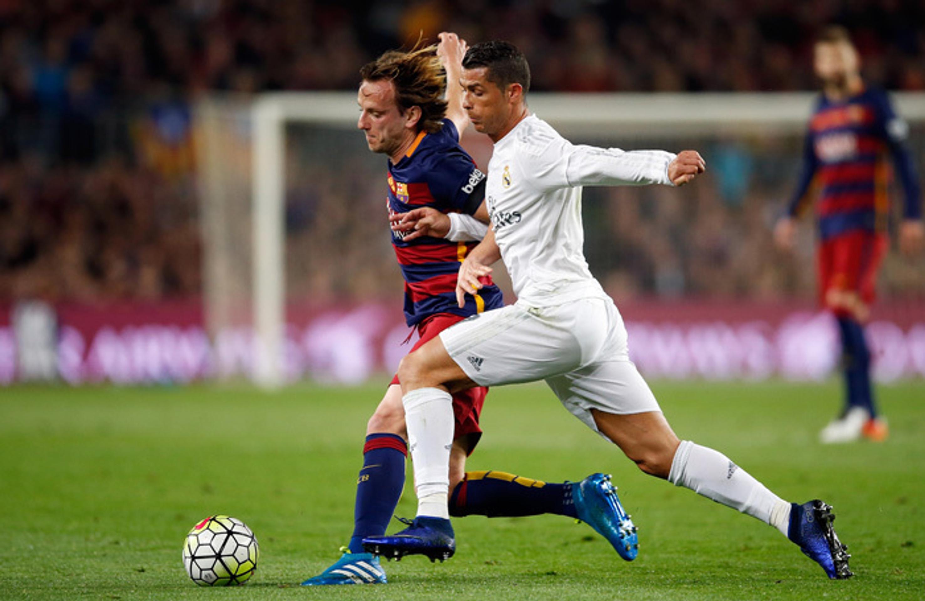 Ivo Rakitič (FC Barcelona) a Cristiano Ronaldo (Real Madrid) počas El Clásico.