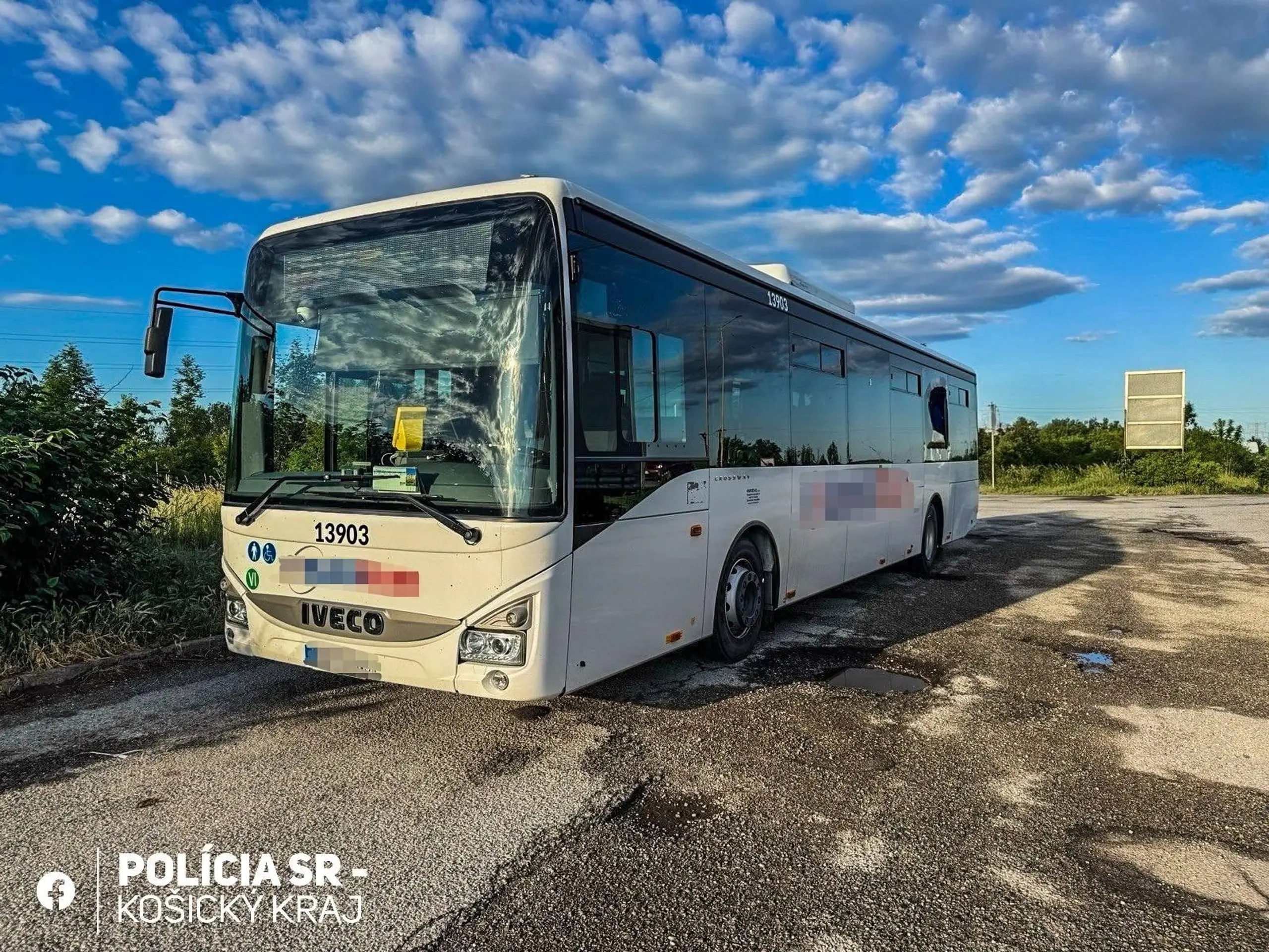 Stret autobusu a kamióna.