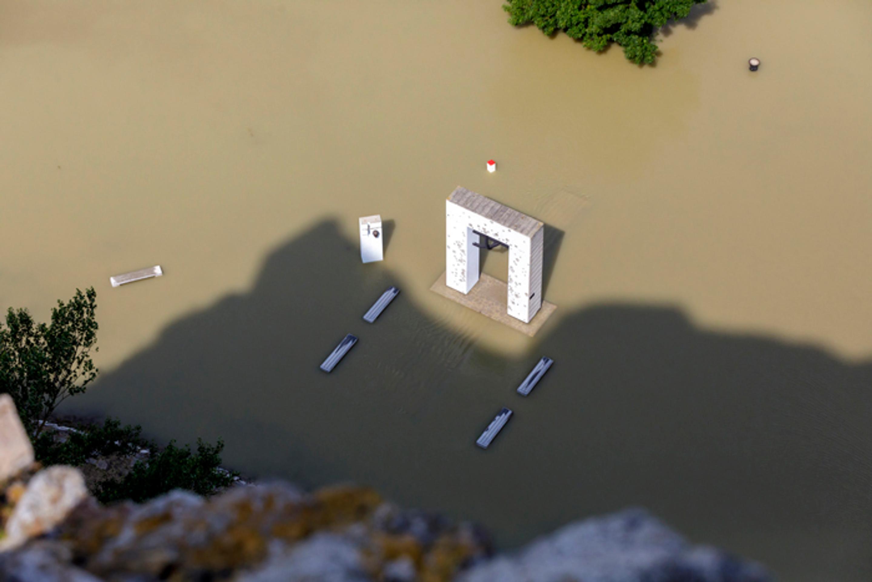 Pamätník Brána slobody zaplavená riekou Morava pred sútokom s Dunajom z hradu Devín.