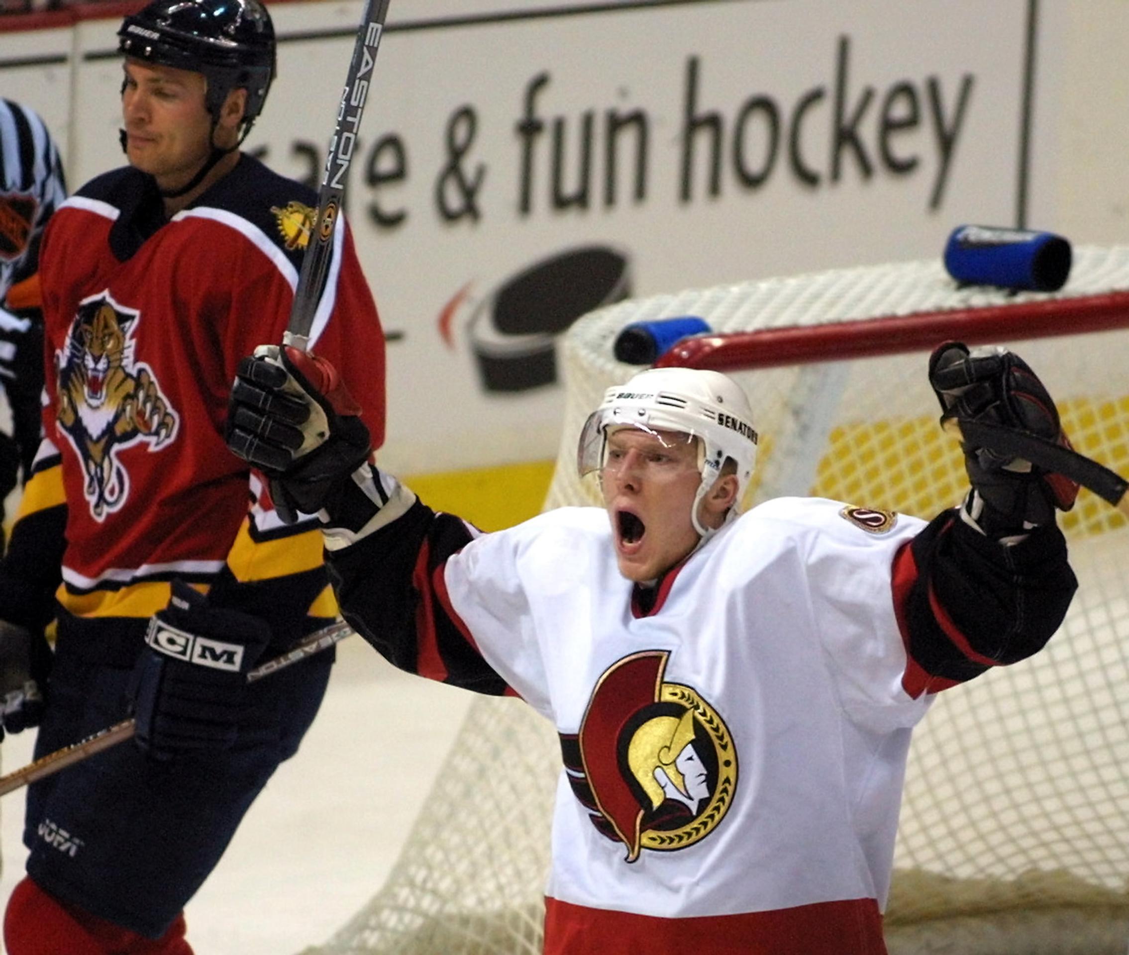 Gólová radosť Mariána Hossu v drese Ottawy Senators. (archív 2001)