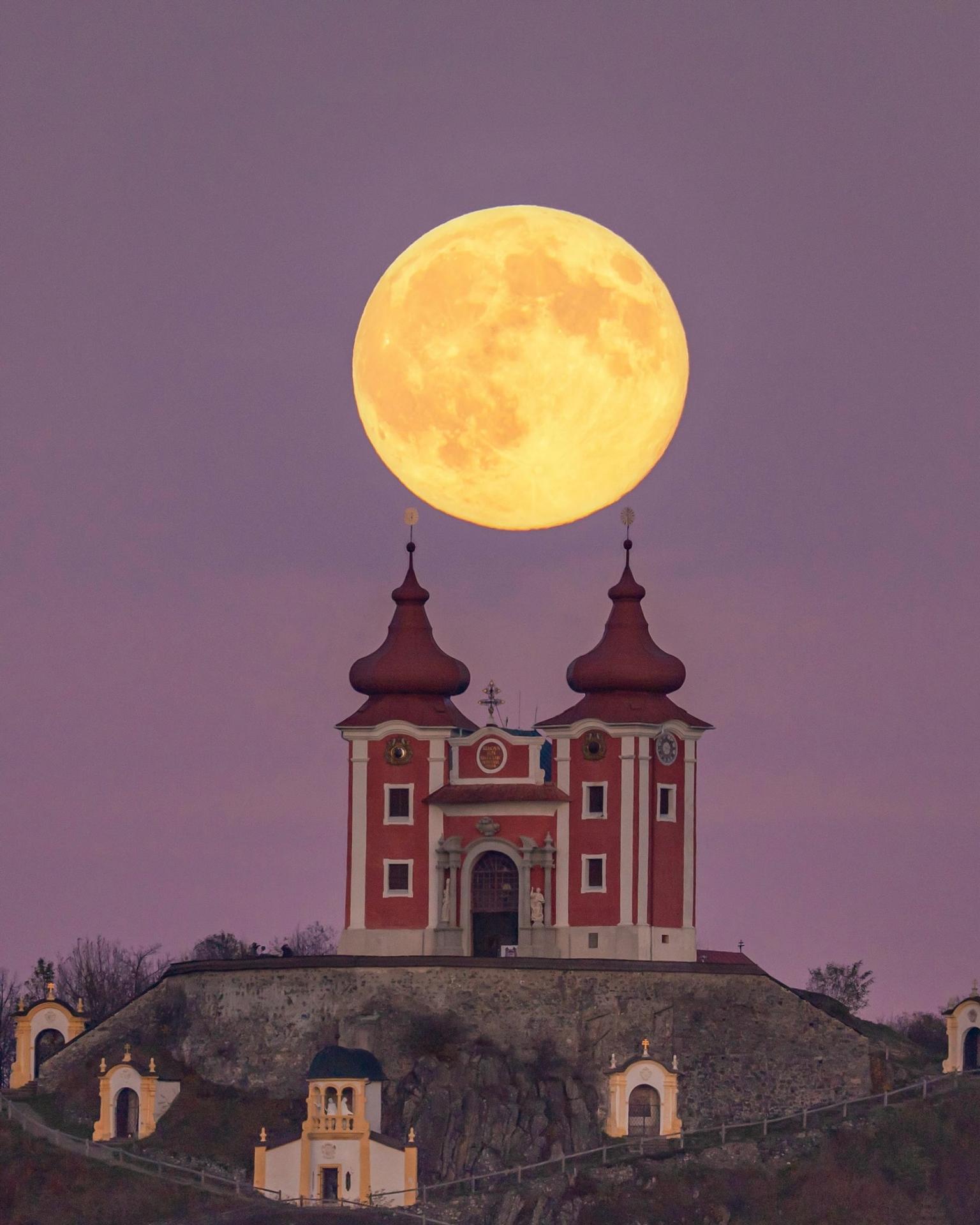 Novembrový spln nad Banskou Štiavnicou.