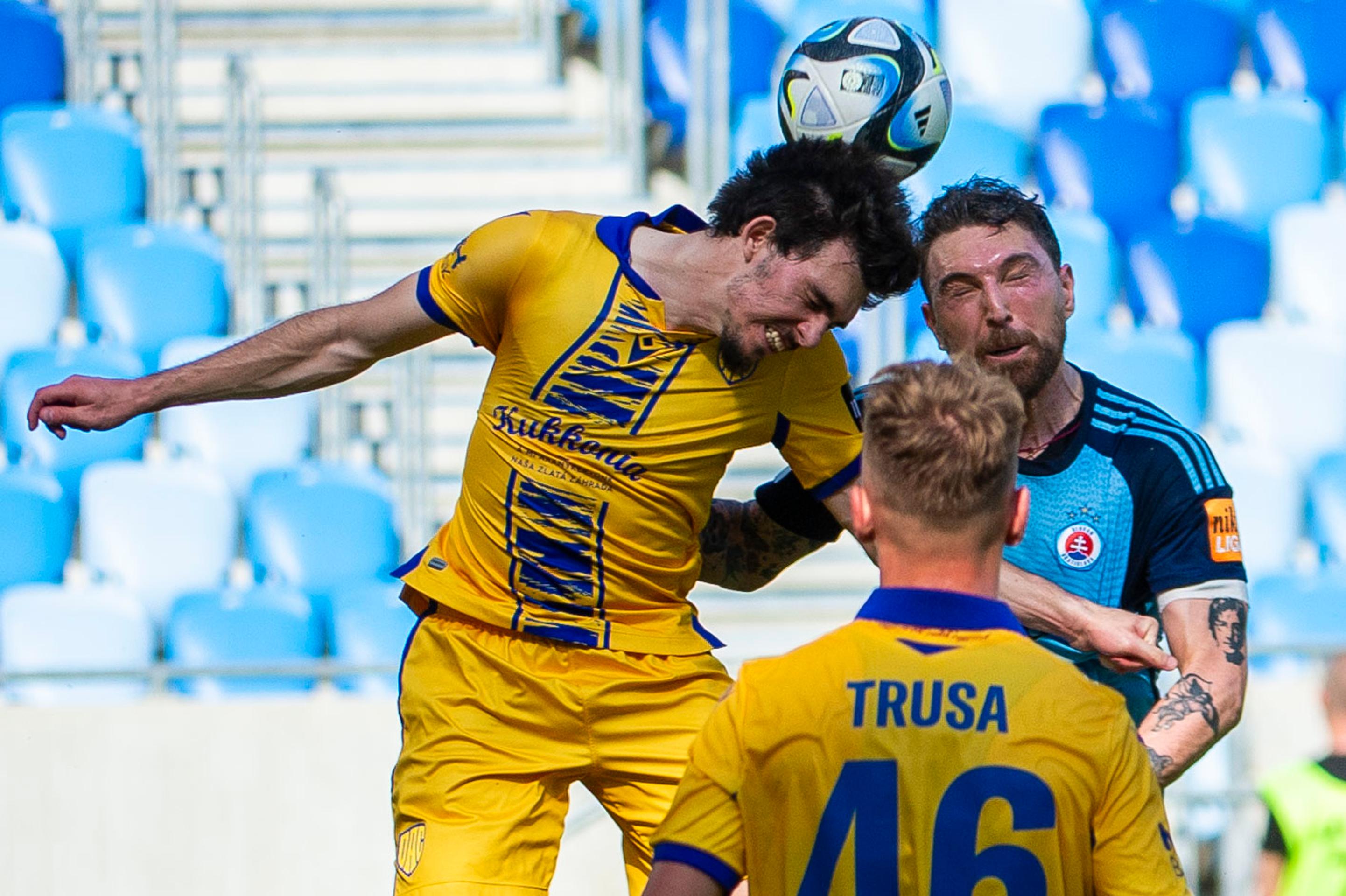 Na snímke zľava Mateus Brunetti, Matej Trusa (obidvaja DAC) a Guram Kašia (Slovan).