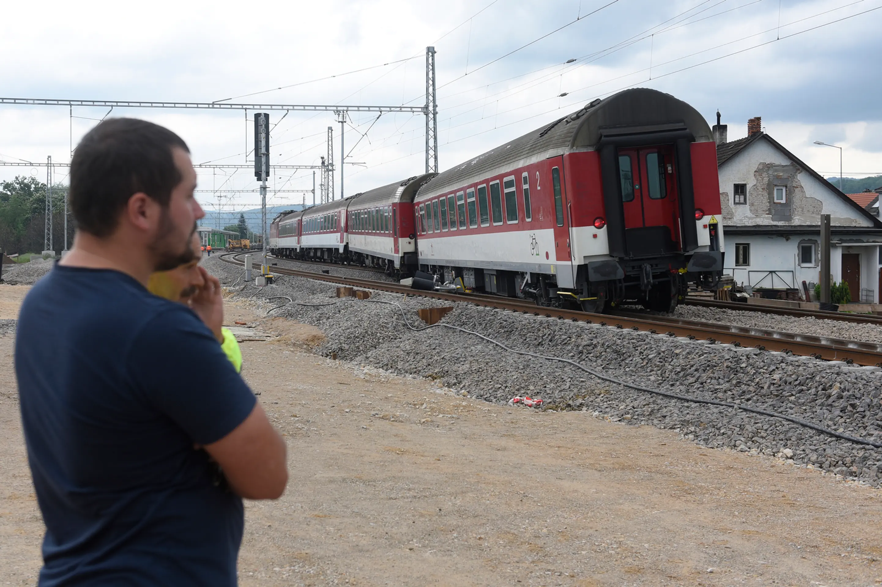 Pri Trenčíne sa vykoľajil vlak
