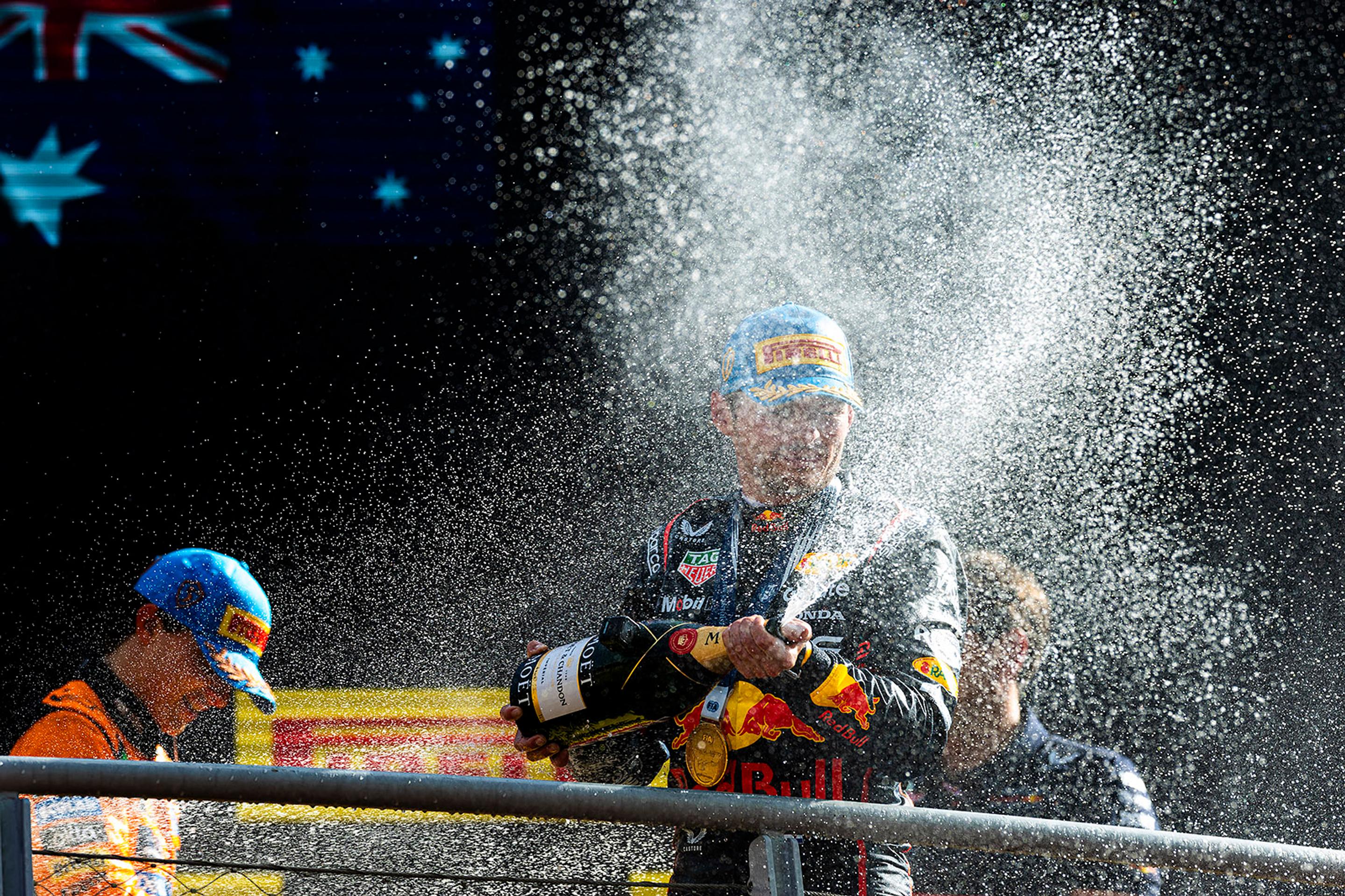 Holanďan Max Verstappen si konečne vychutnal víťaznú oslavu.