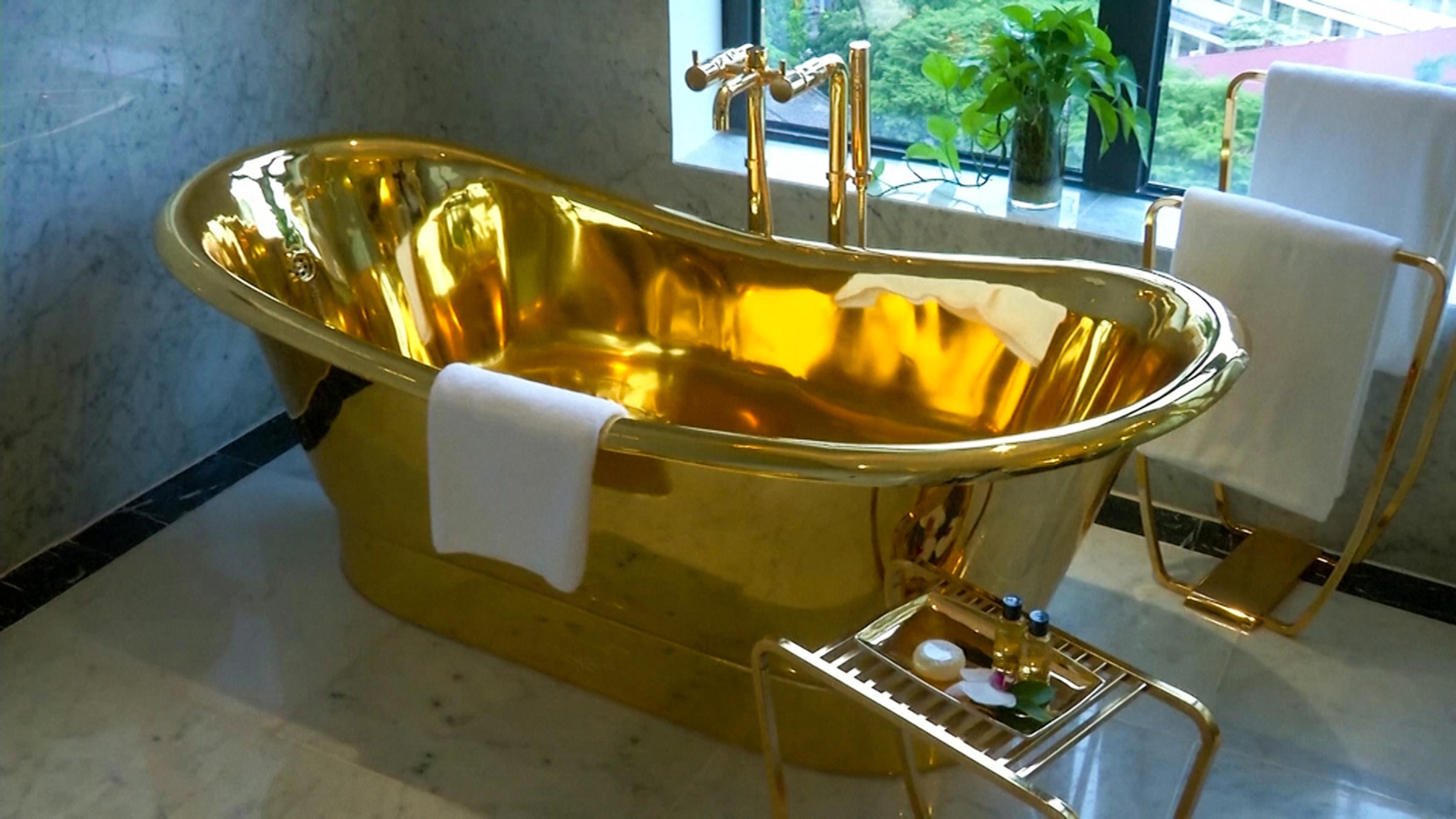 Sprchy pri bazéne sú tiež zlaté.