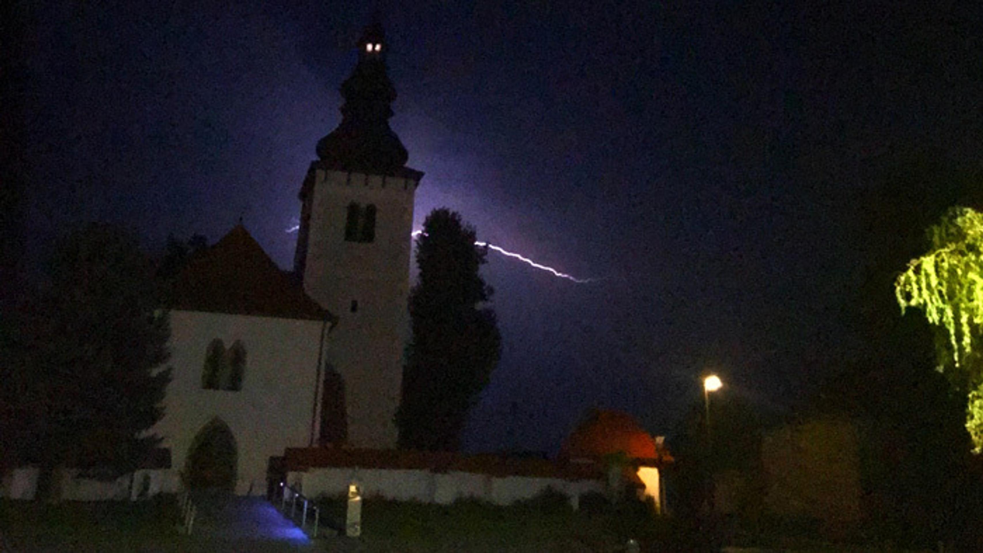 Blesk za kostolom v Liptovských Sliačoch.