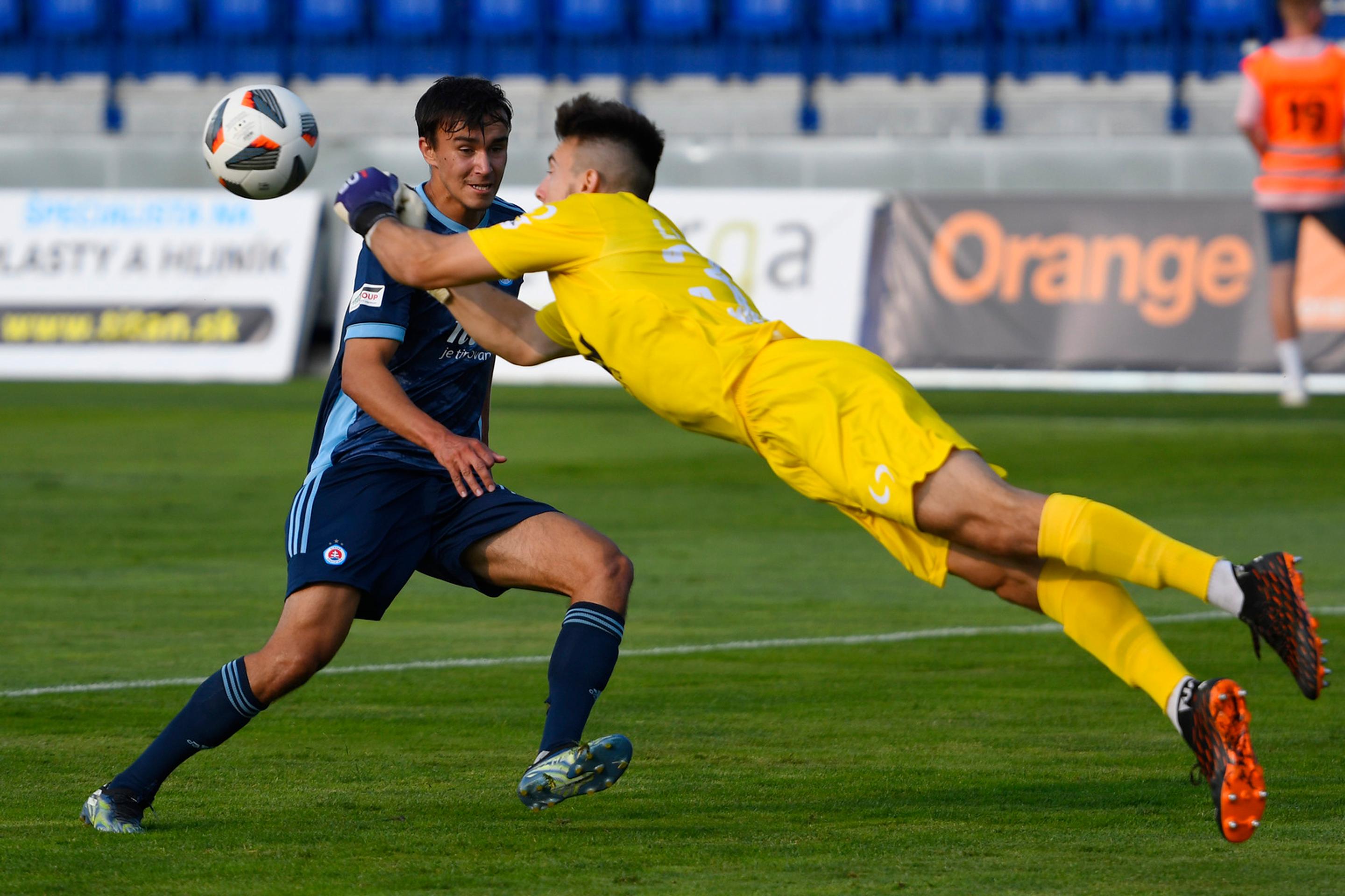 Na snímke uprostred brankár Matěj Luksch (MFK Tatran Liptovský Mikuláš) a vľavo David Strelec (ŠK Slovan Bratislava).