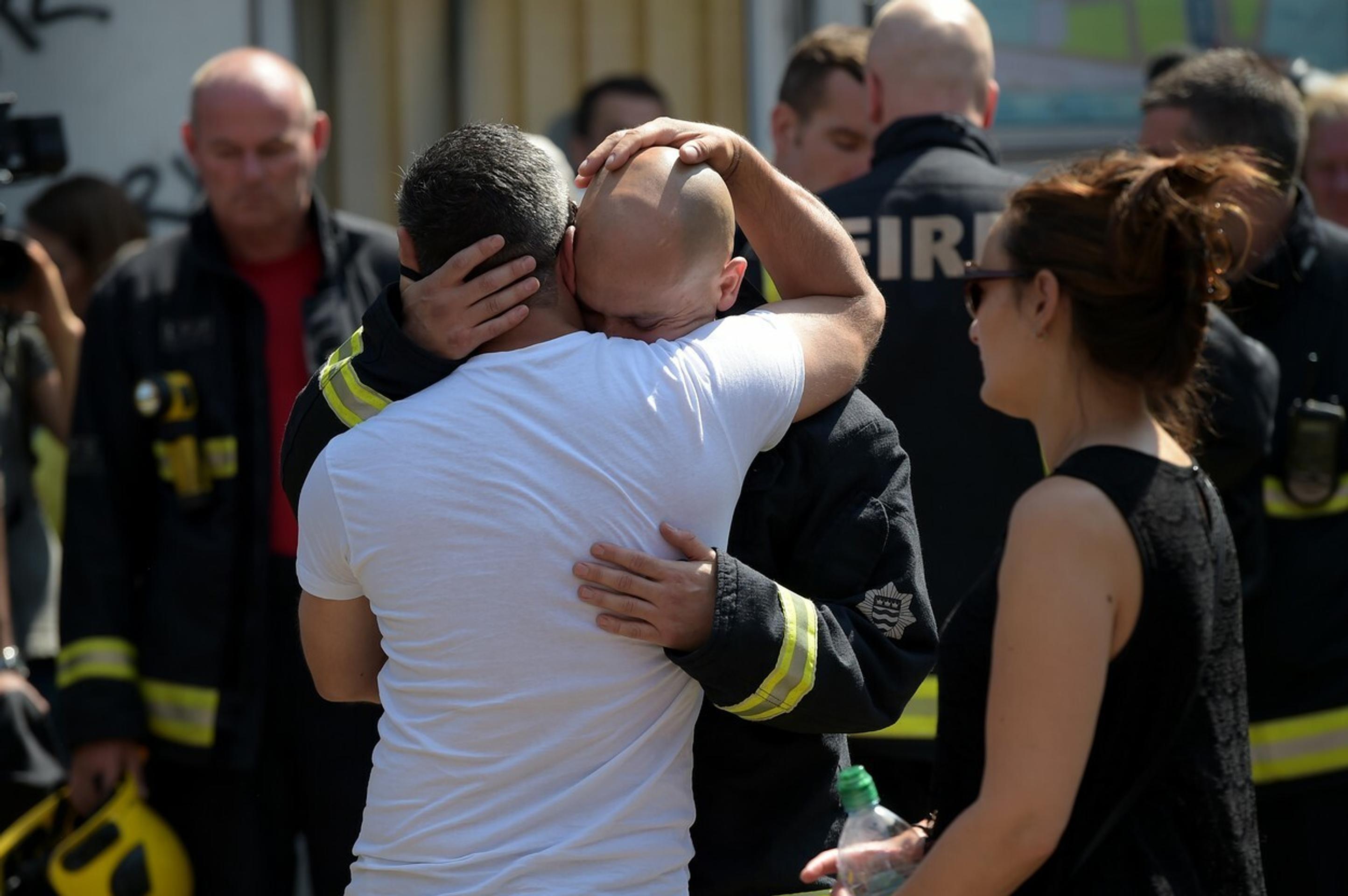 Dnes sa pred Grenfell Tower uskutočnila minúta ticha