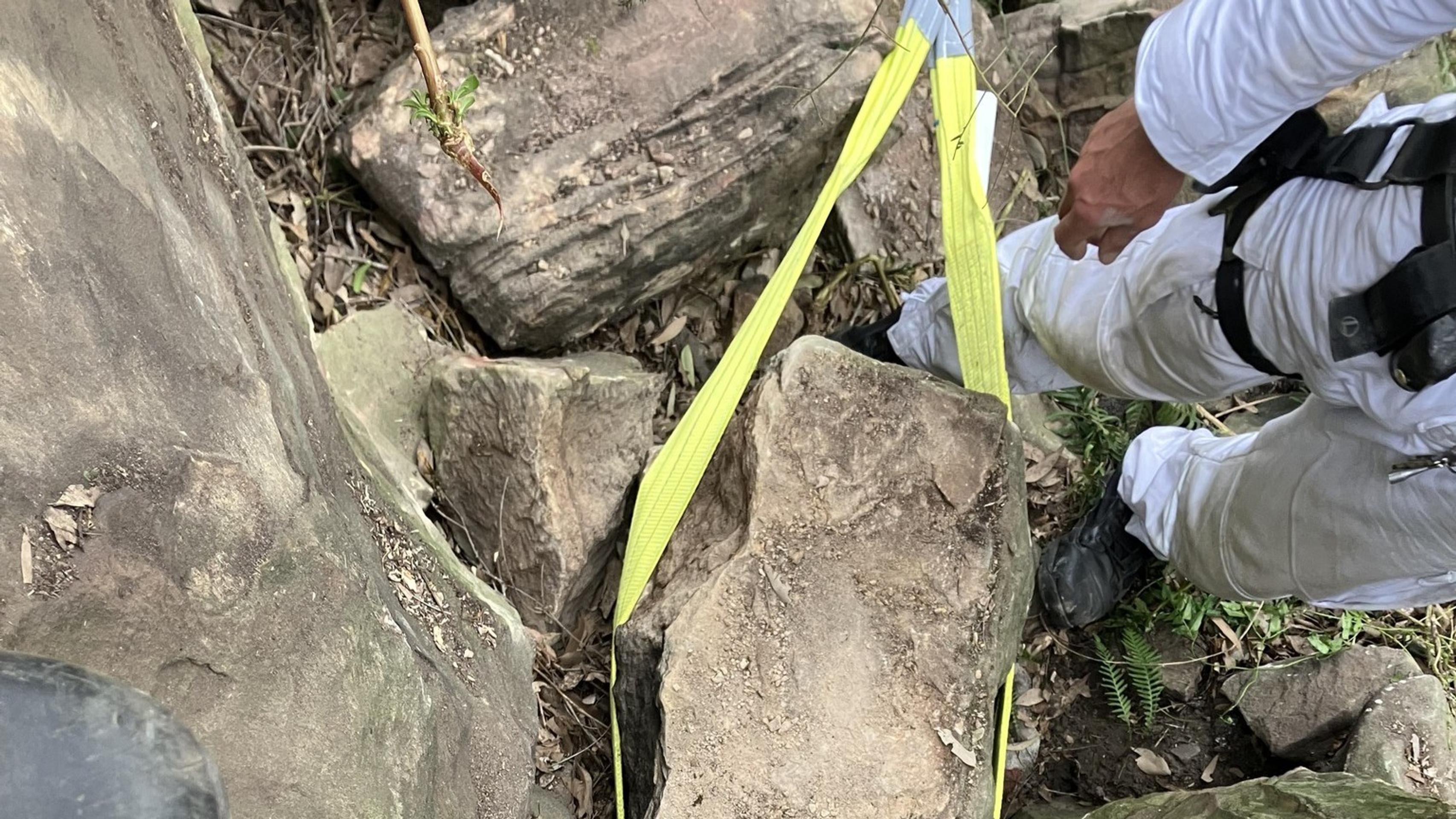 Žena zaseknutá v štrbine medzi balvanmi