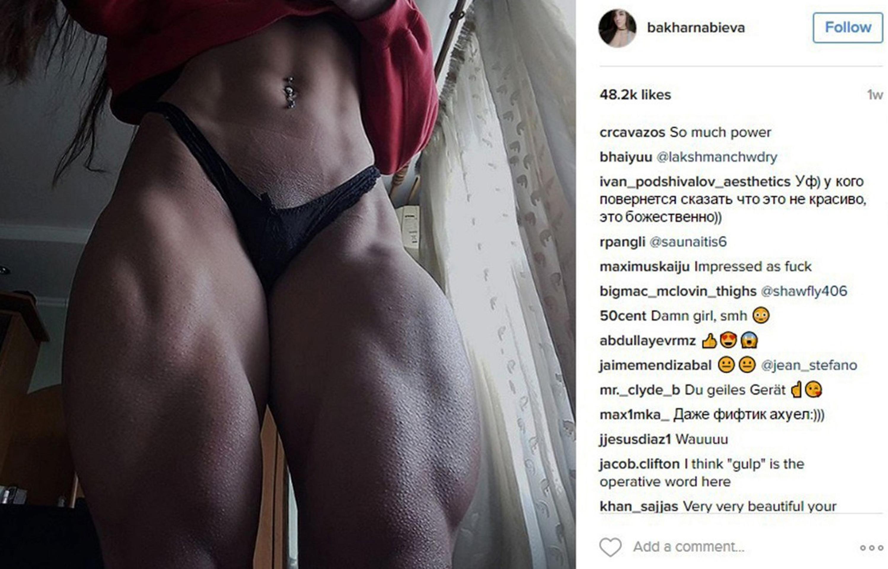 Krásna fitneska miluje svaly.