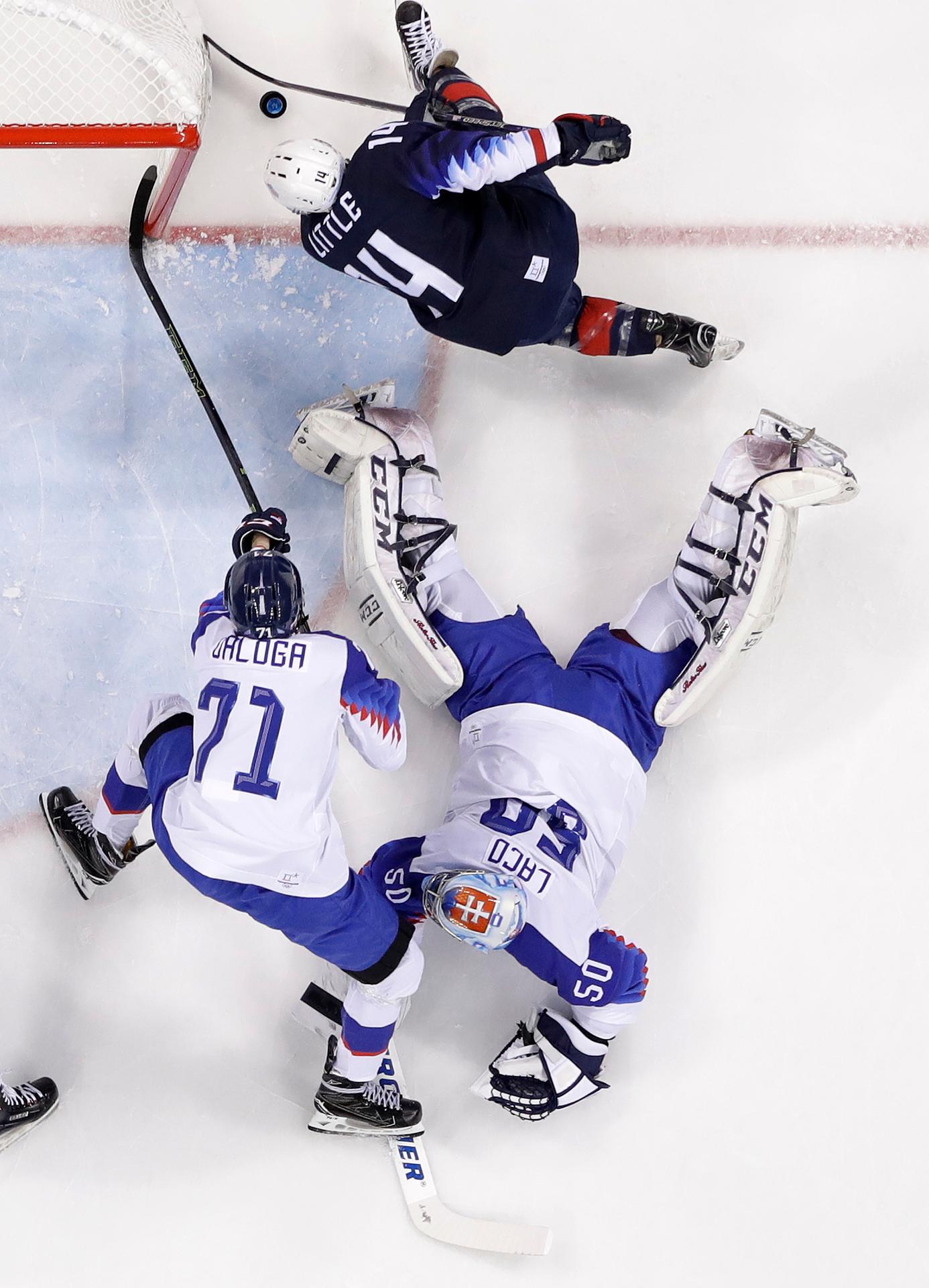 Američan Broc Little (hore) sa snaží dostať puk do slovenskej bránky za gólmana Jána Laca v osemfinále na ZOH 2018.