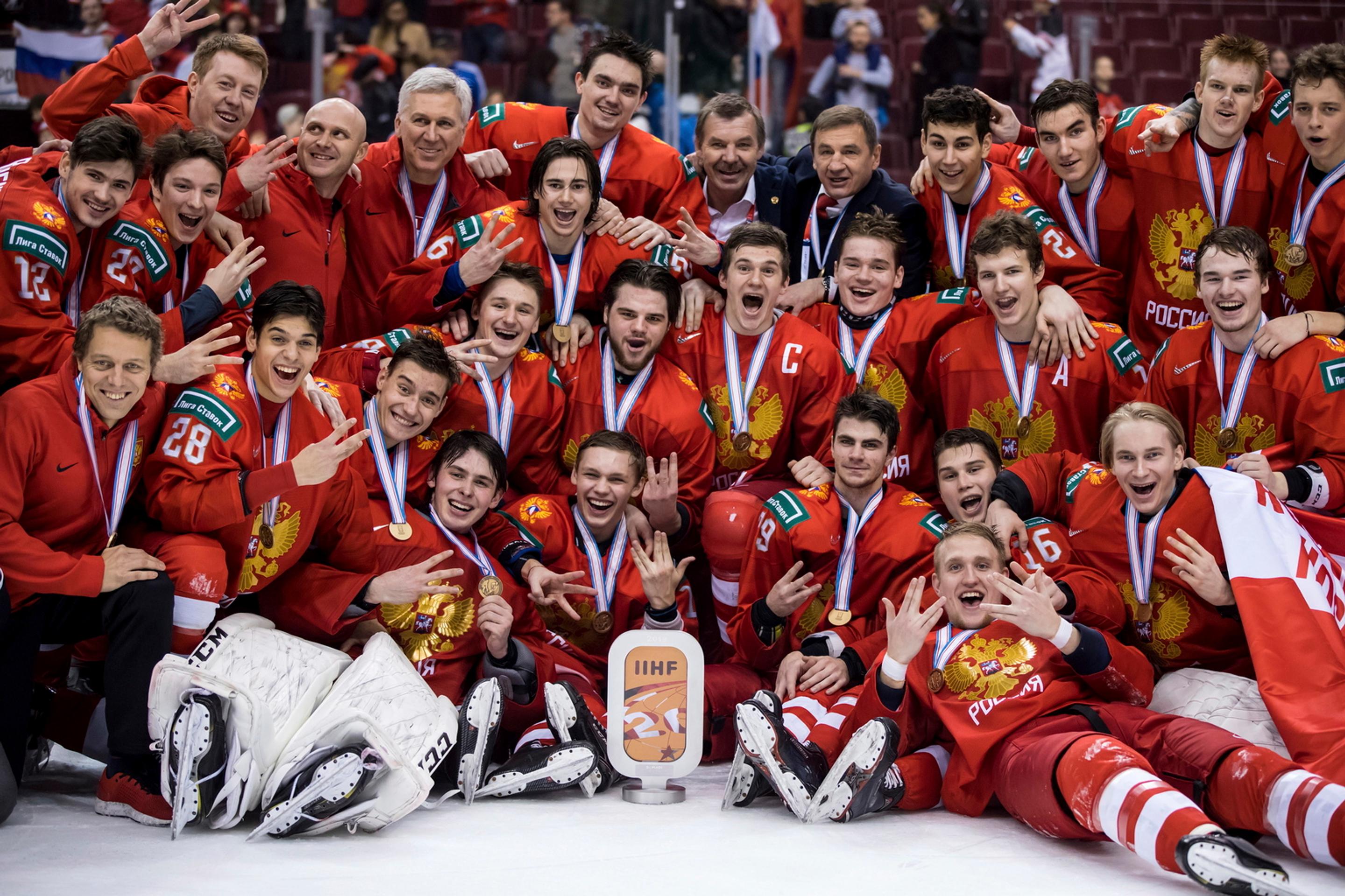 Zľava Rusi Pavel Šen, Piotr Kočetkov a Švajčiar Valentin Nussbaumer v dueli o bronz na MS do 20 rokov.