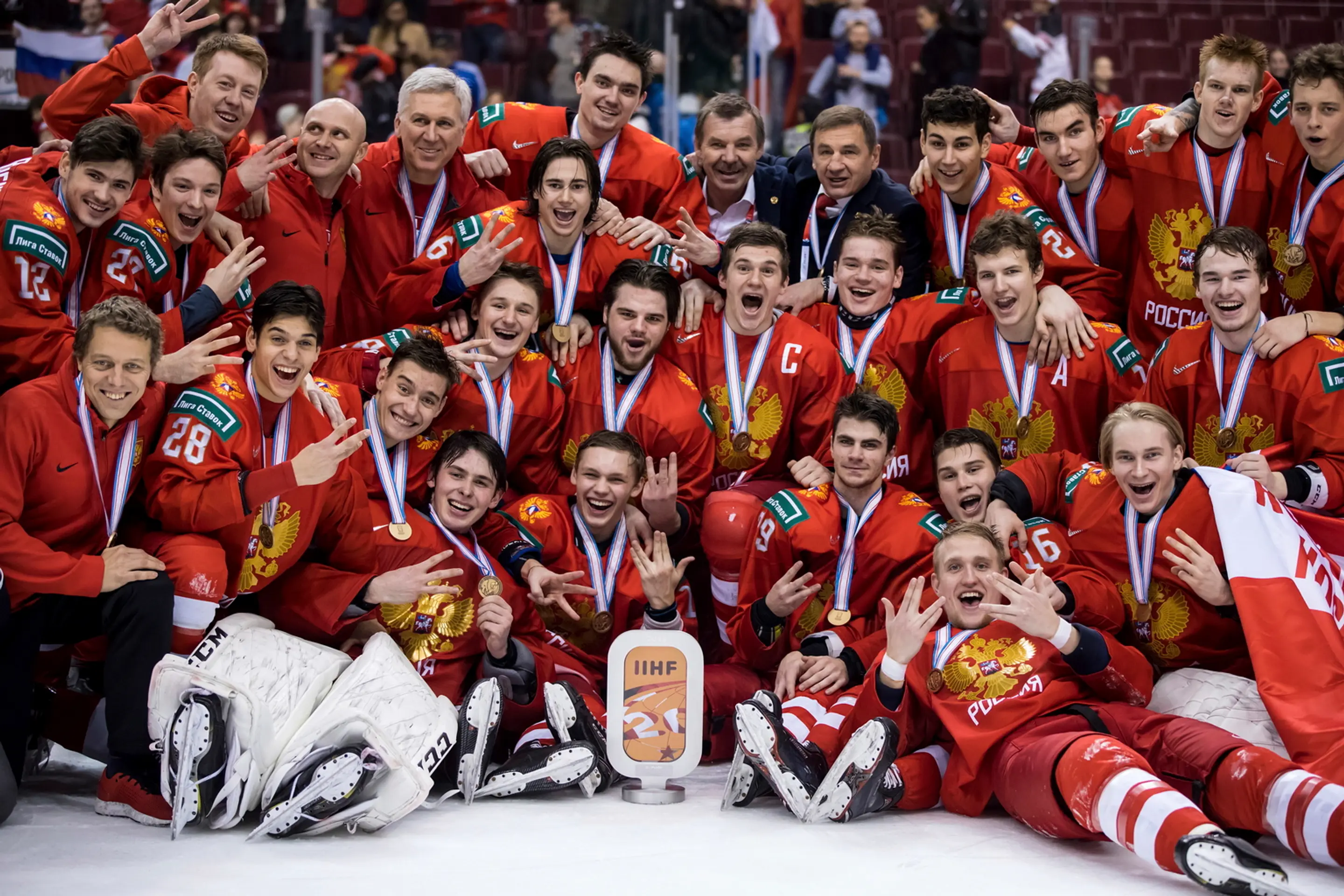 Zľava Rusi Pavel Šen, Piotr Kočetkov a Švajčiar Valentin Nussbaumer v dueli o bronz na MS do 20 rokov.