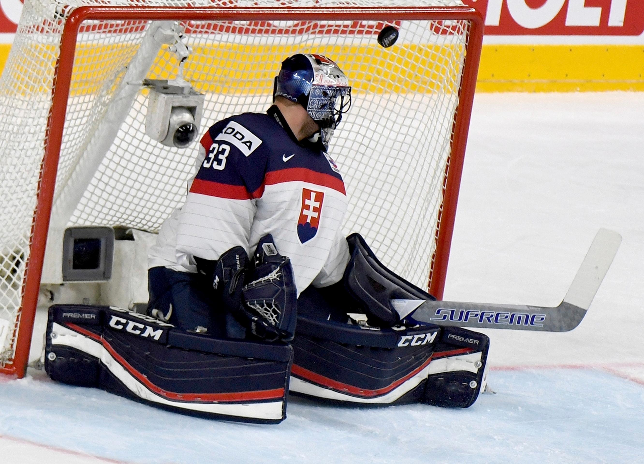 Gólman slovenskej reprezentácie Július Hudáček sa obzerá po inkasovanom góle v zápase MS 2017 proti Rusku.