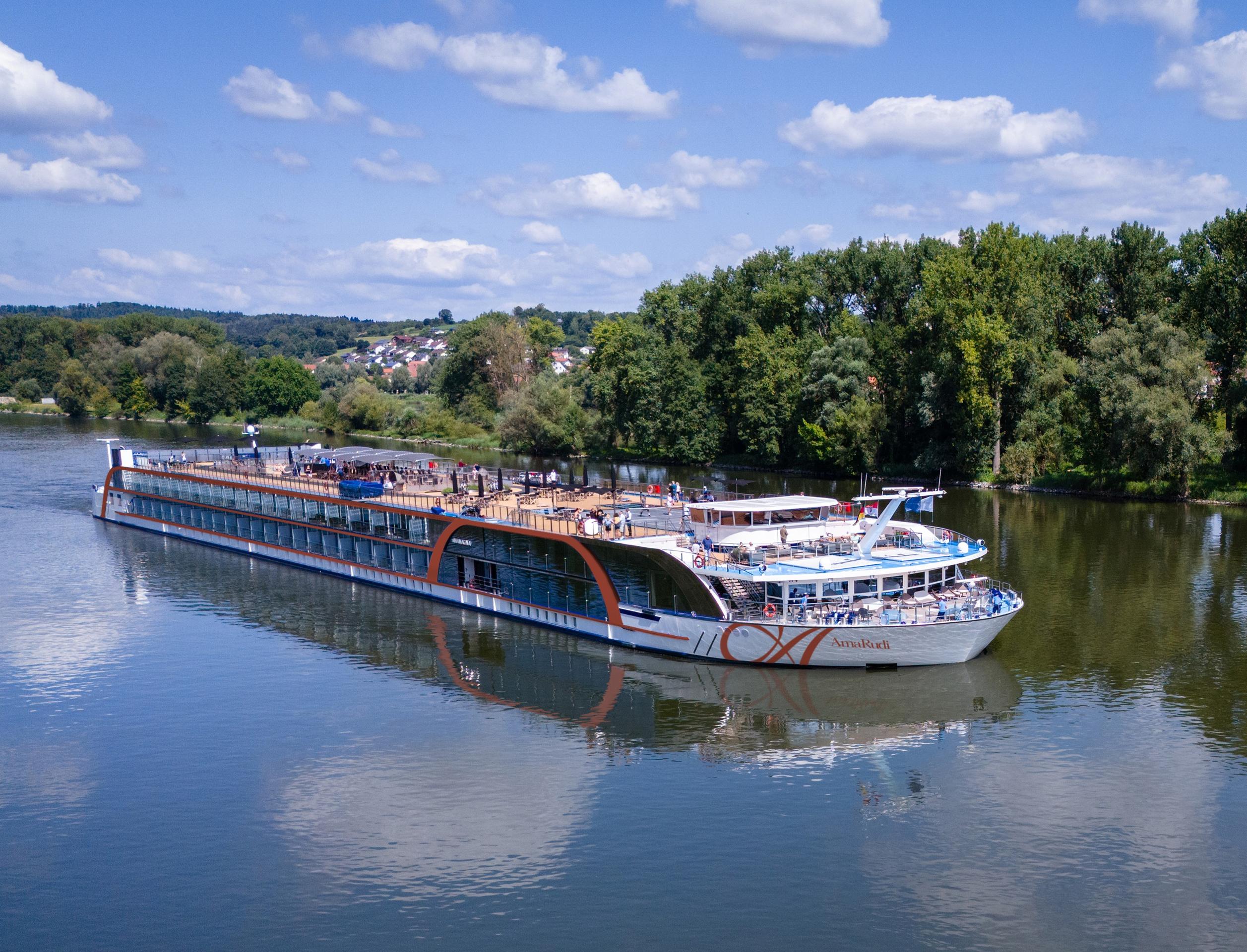 Najväčšia riečna loď v Európe bude plávať aj cez Bratislavu