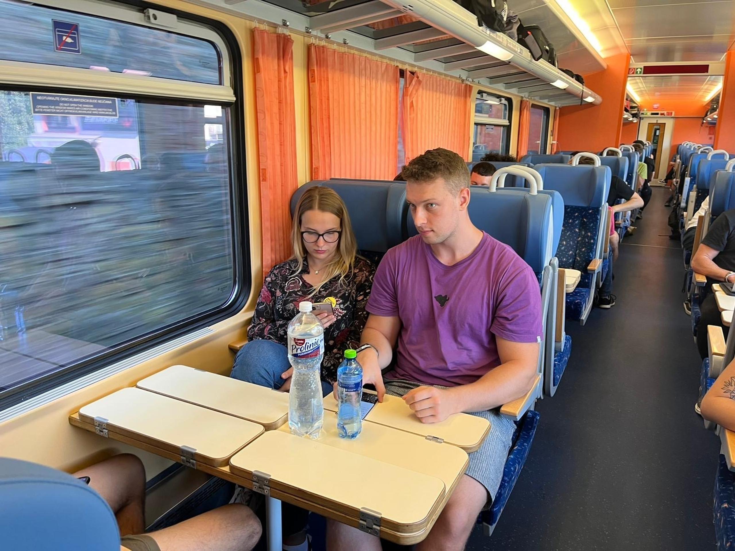 Volebný vlak smerujúci z Prahy do Bratislavy.