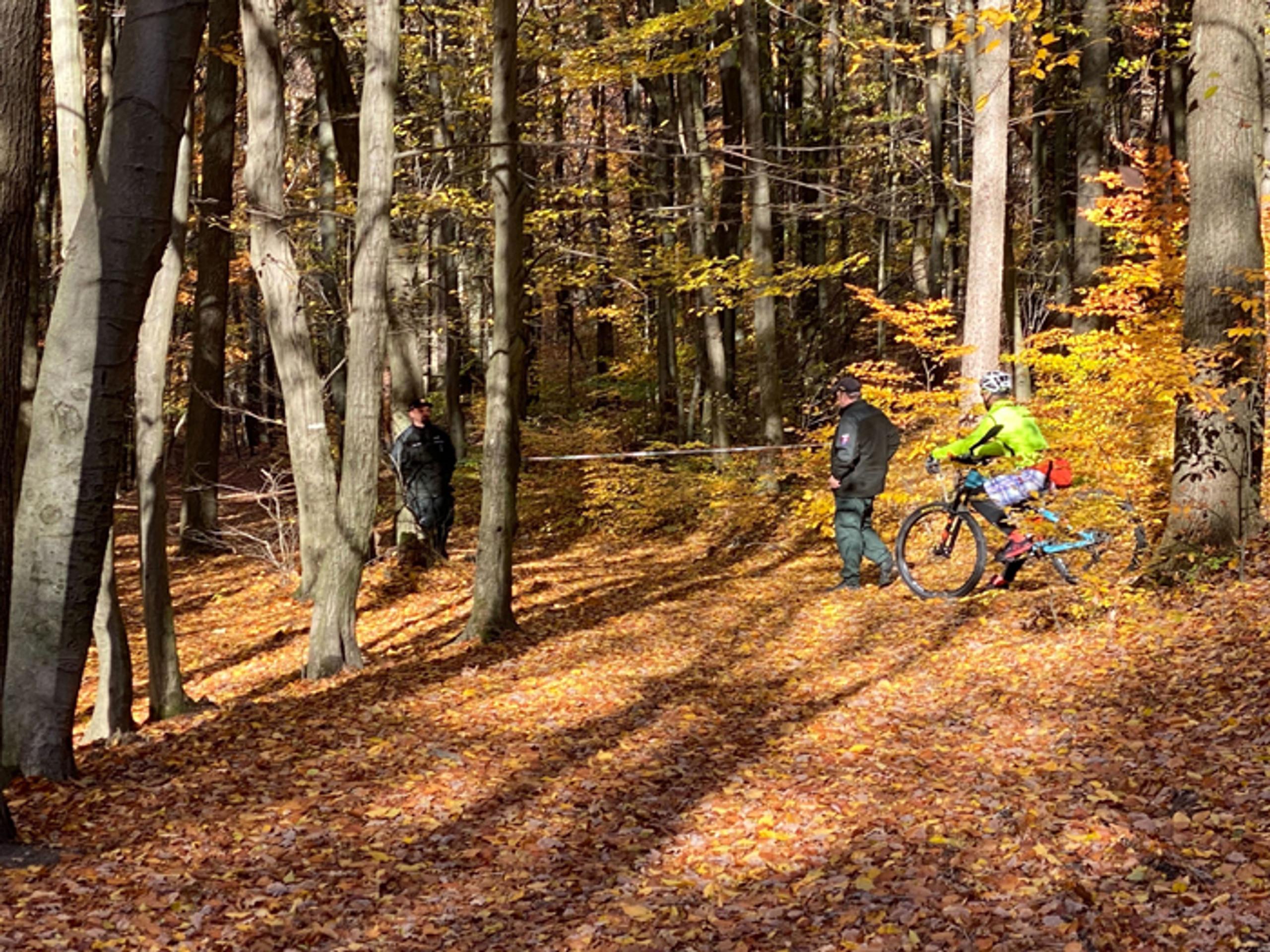 Polícia na bratislavskej Kolibe neďaleko miesta, kde našli telo Dušana Pašeka ml..