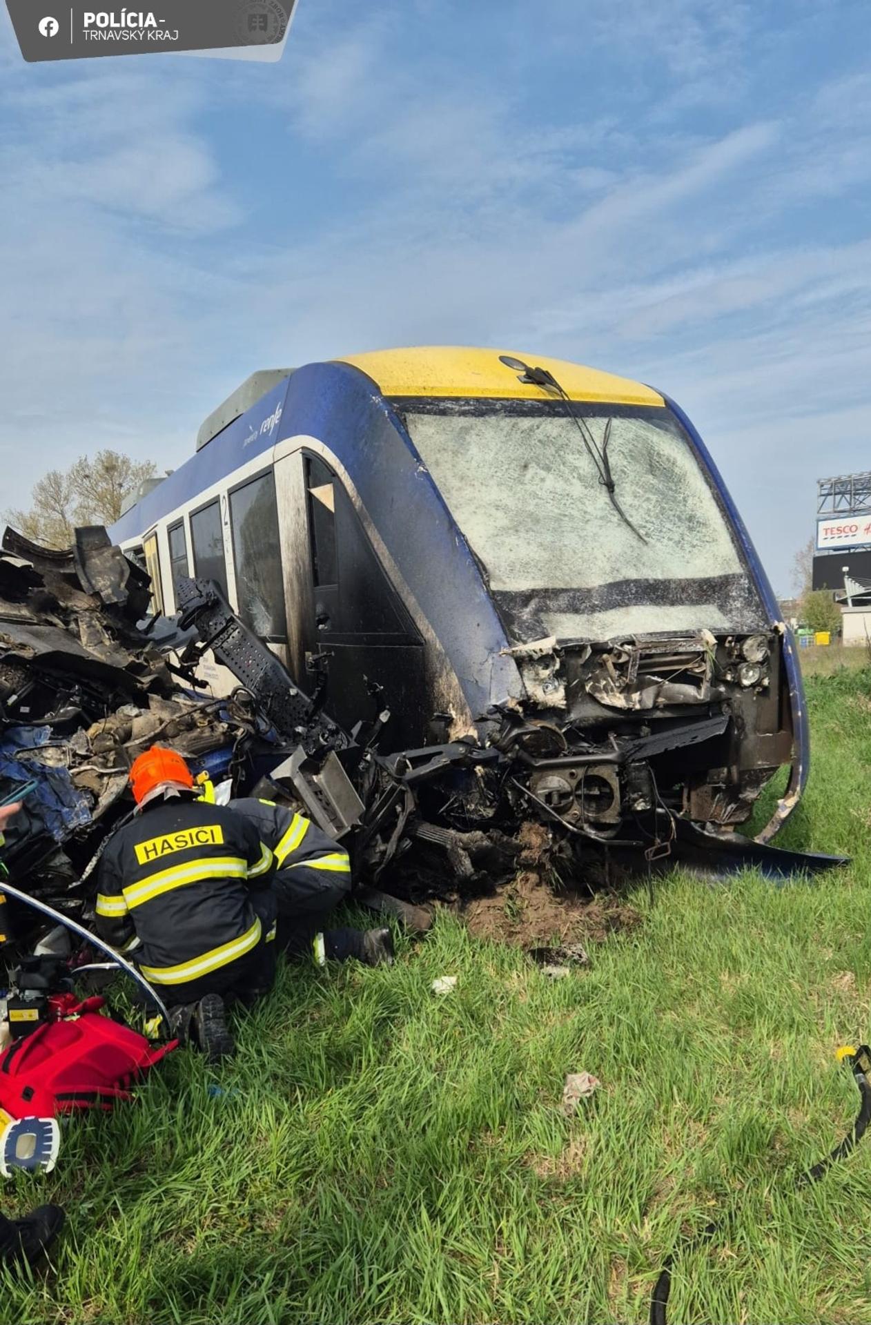Na železničnom priecestí vrazil vlak do nákladiaku