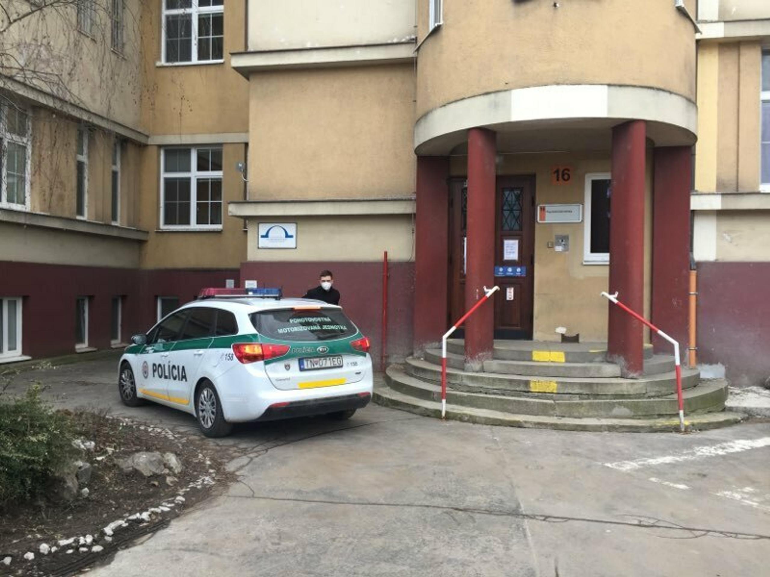 Policajné auto pred trenčianskou nemocnicou.